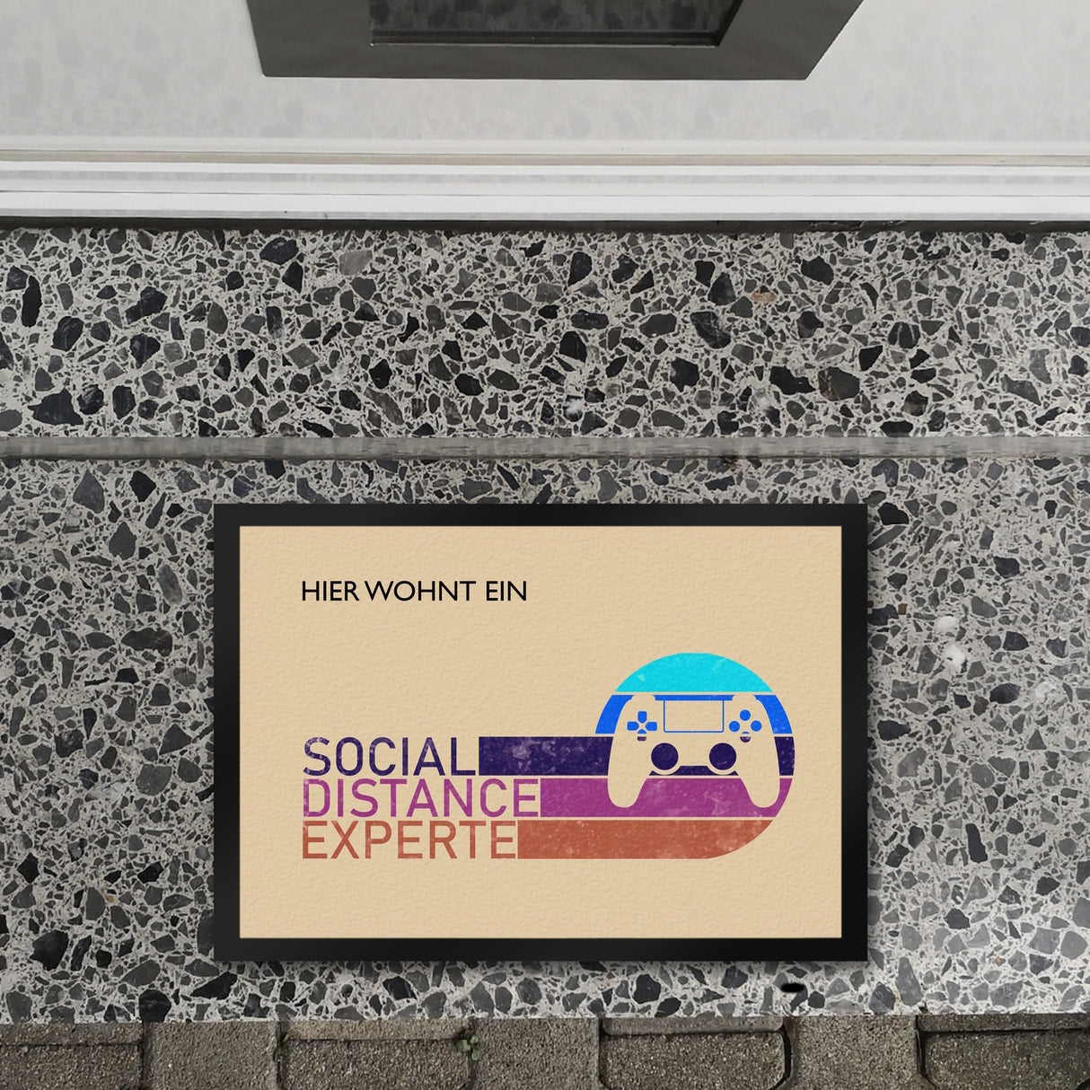 Hier wohnt ein Social Distance Experte Fußmatte mit Gamer-Motiv