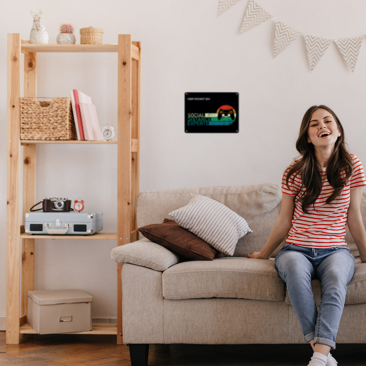 Hier wohnt ein Social Distance Experte Metallschild mit Gamer-Motiv