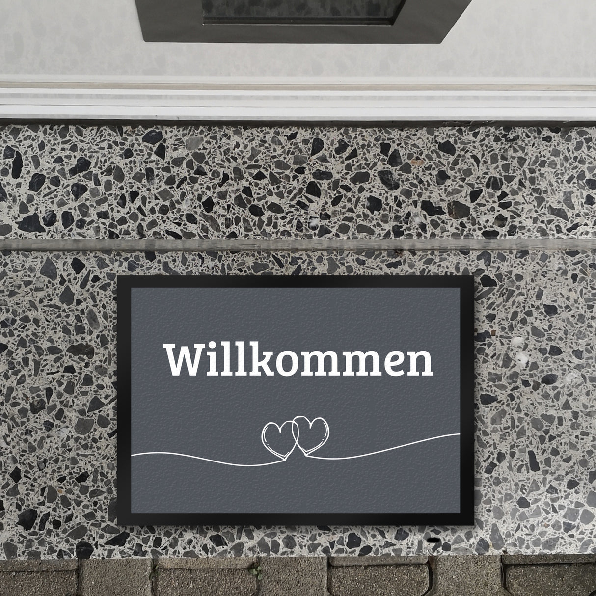 Fußmatte Willkommen in dunkelgrau mit Herzen