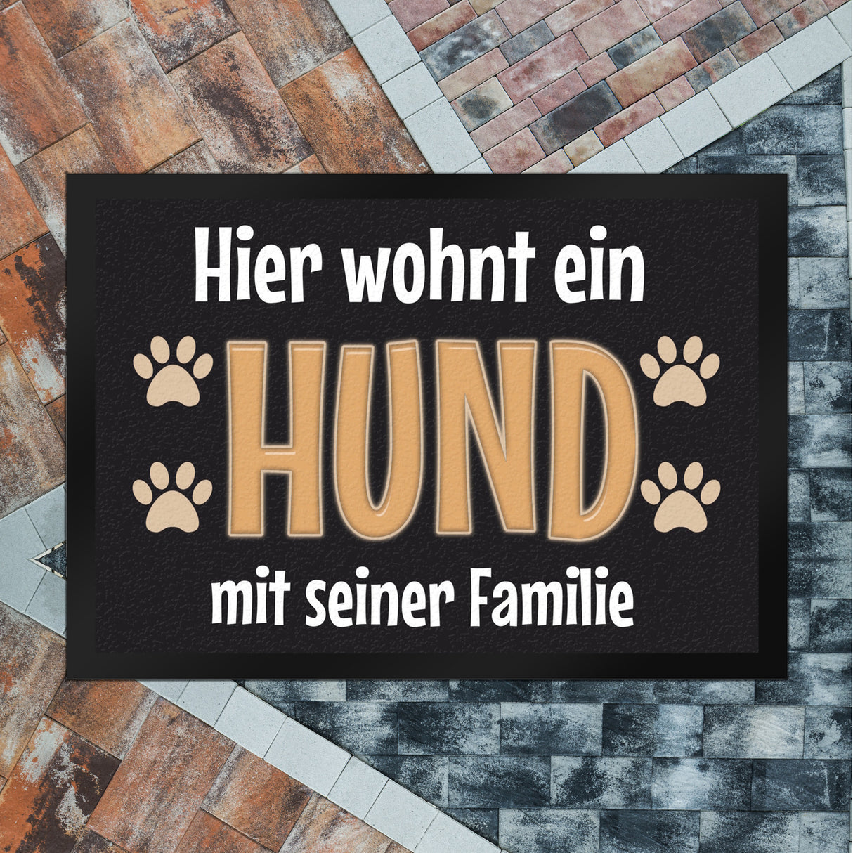 Hier wohnt ein Hund mit seiner Familie Fußmatte