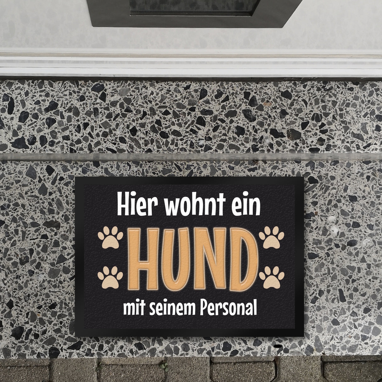 Hier wohnt ein Hund mit seinem Personal Fußmatte