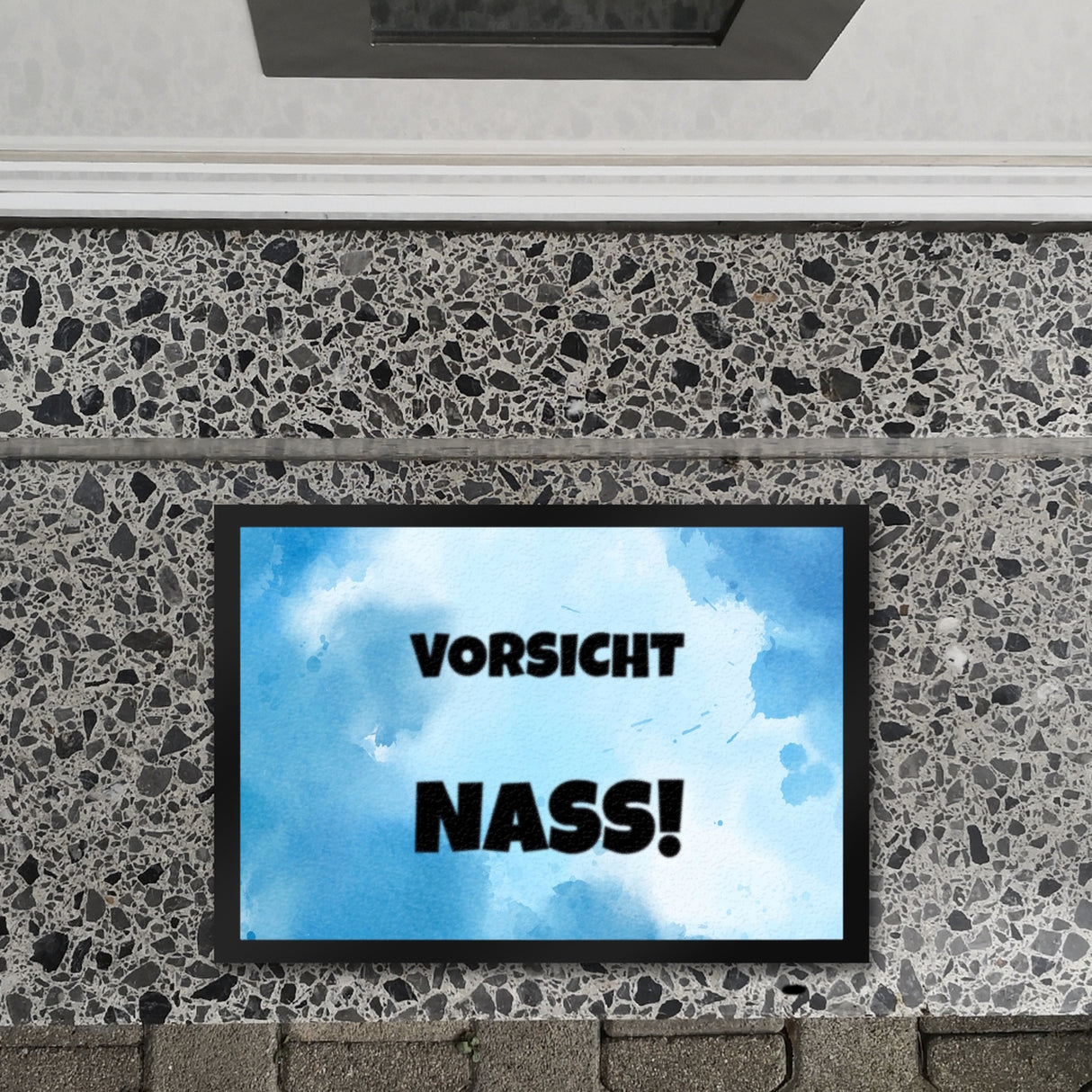 Vorsicht Nass! Fussmatte mit Tropfen oder Wasserpfütze