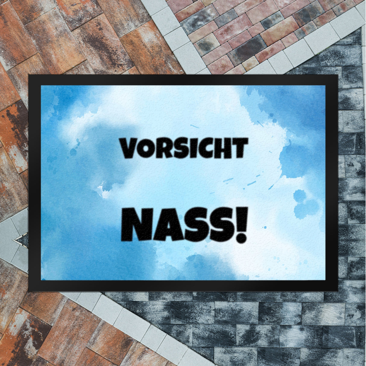Vorsicht Nass! Fussmatte mit Tropfen oder Wasserpfütze