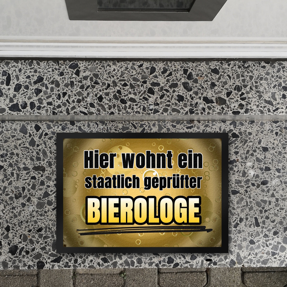 Hier wohnt ein staatlich geprüfter Bierologe Fußmatte in 35x50 cm im Bierdesign