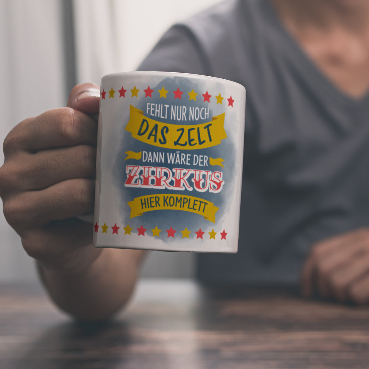 Fehlt nur noch das Zelt, dann wäre der Zirkus hier komplett Kaffeebecher mit buntem Zirkusdesign
