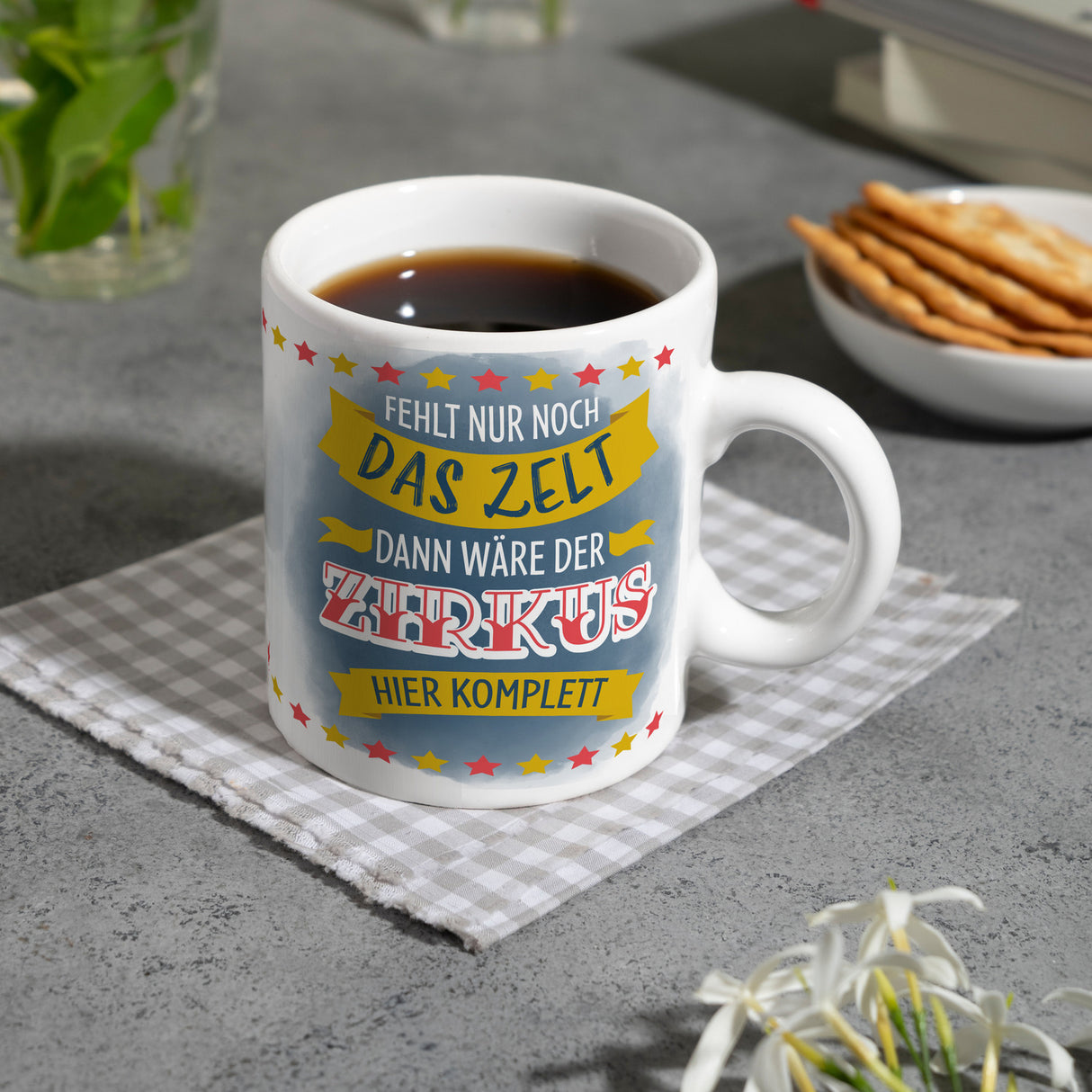 Fehlt nur noch das Zelt, dann wäre der Zirkus hier komplett Kaffeebecher mit buntem Zirkusdesign