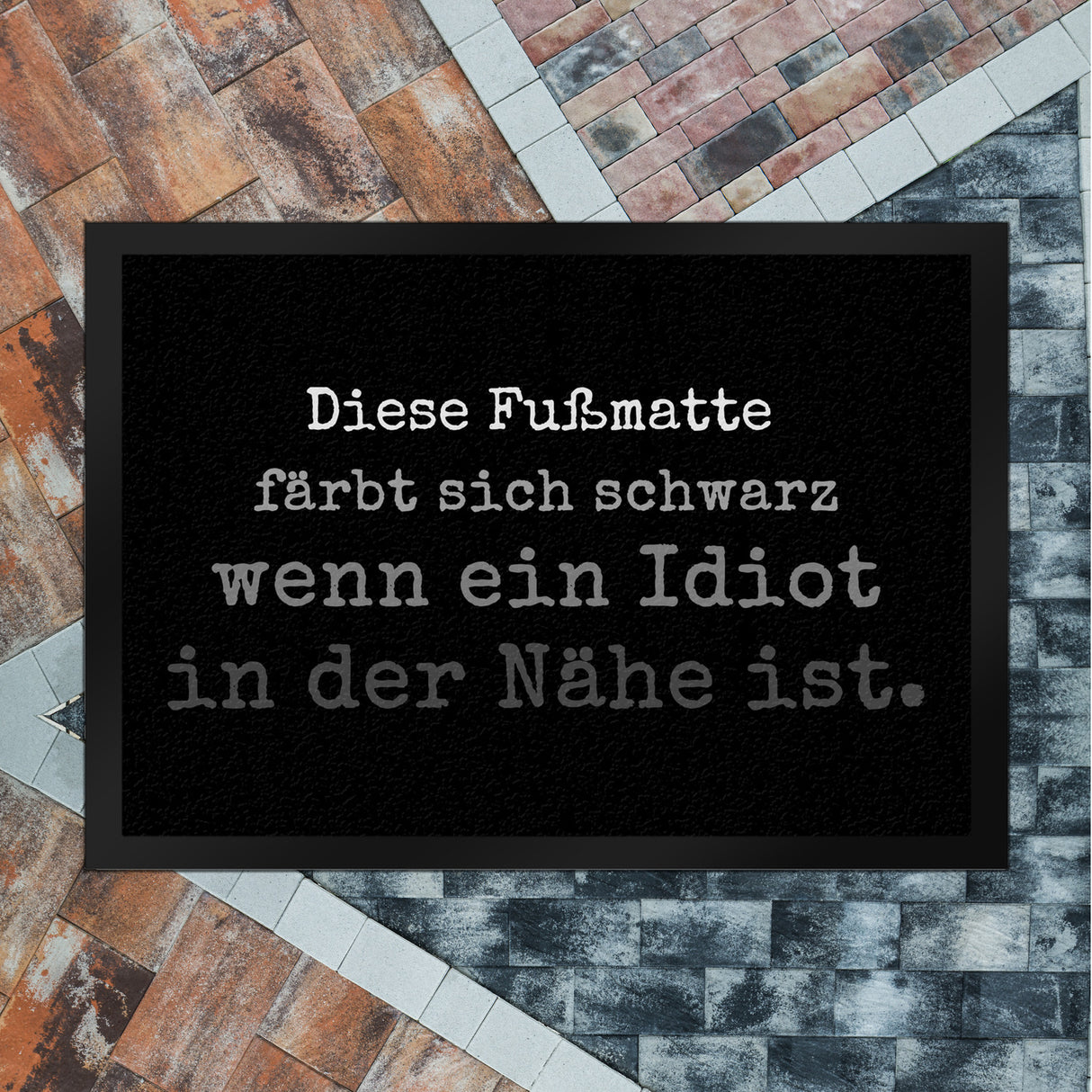 Diese Fußmatte färbt sich schwarz wenn ein Idiot in der Nähe ist