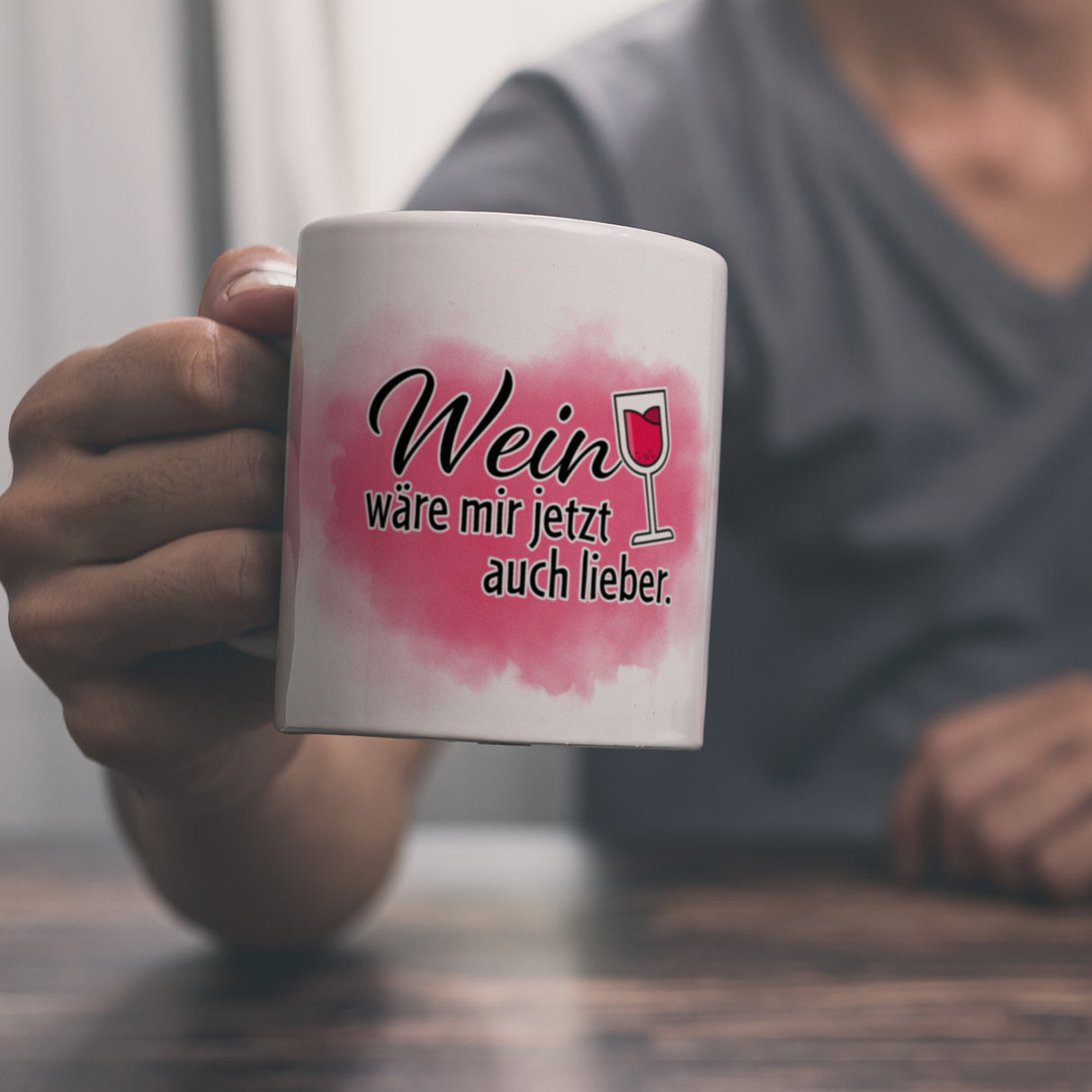 Wein wäre mir jetzt auch lieber - Kaffeebecher mit Weinglasmotiv