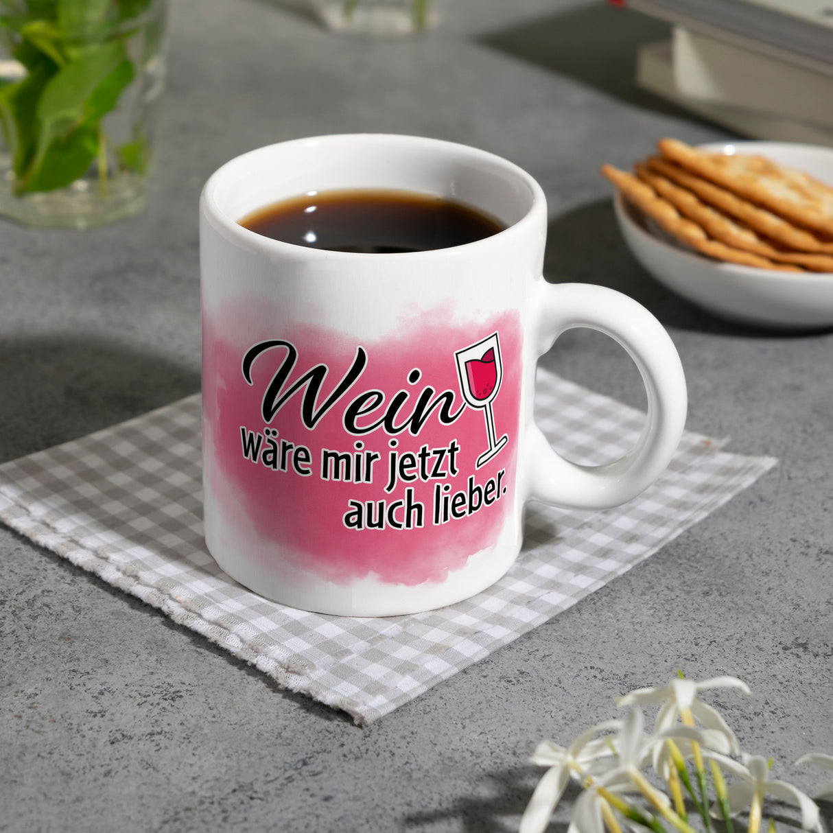 Wein wäre mir jetzt auch lieber - Kaffeebecher mit Weinglasmotiv