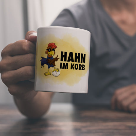 Hahn im Korb - Kaffeebecher mit coolem Cartoon-Hahn