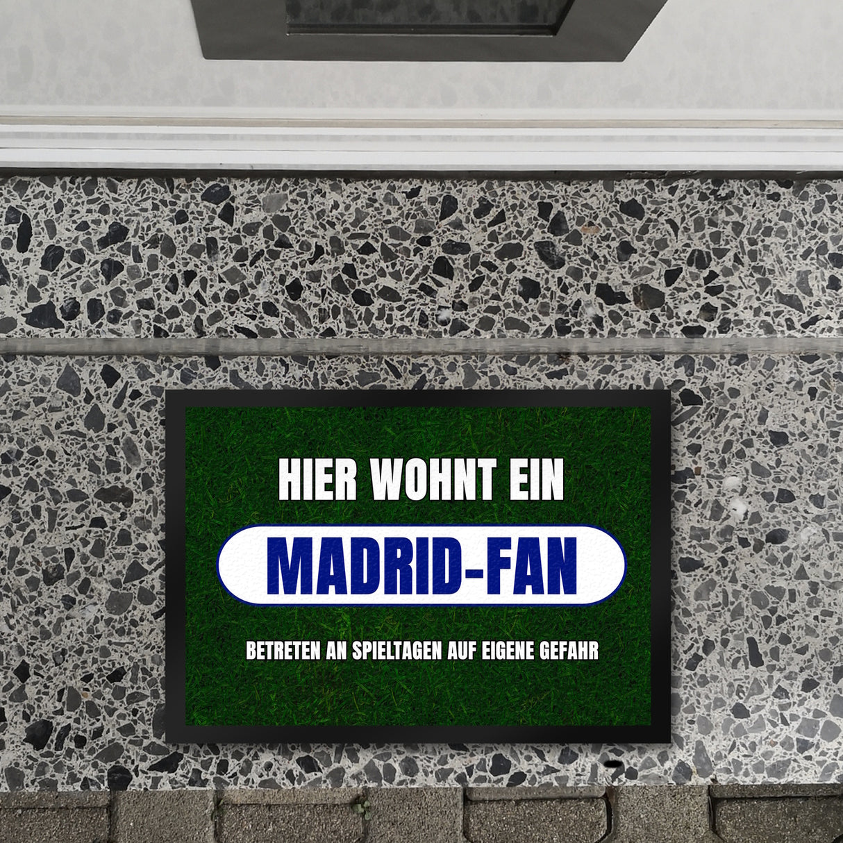 Hier wohnt ein Madrid-Fan Fußmatte in 35x50 cm mit Rasenmotiv