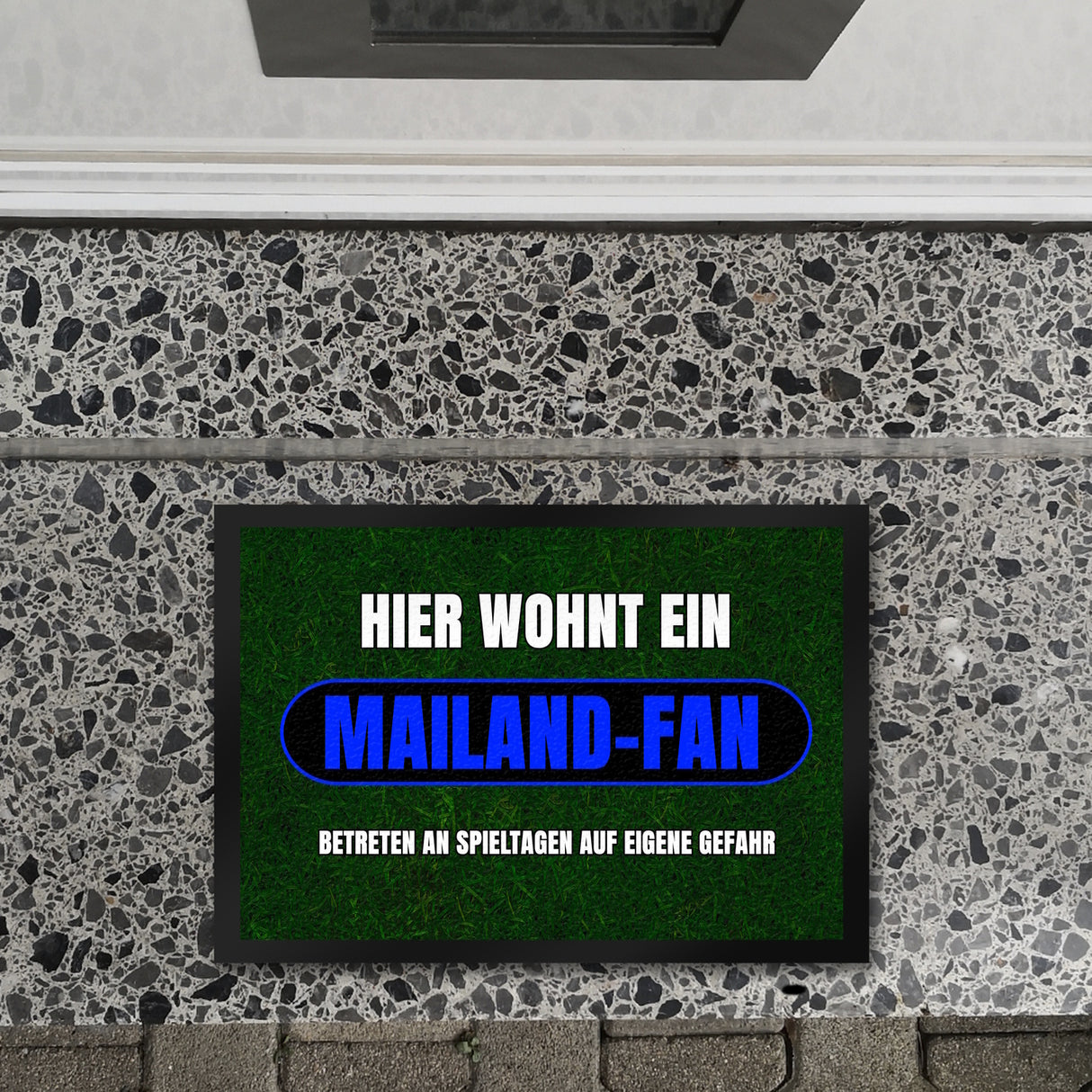 Hier wohnt ein Mailand-Fan Fußmatte in 35x50 cm mit Rasenmotiv
