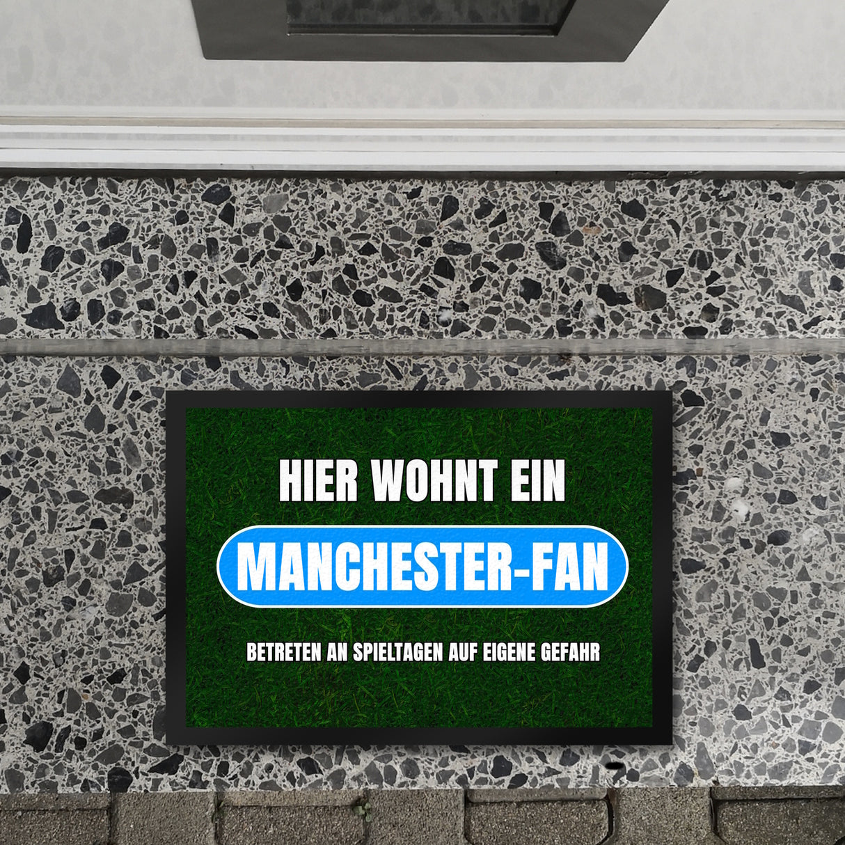 Hier wohnt ein Manchester-Fan Fußmatte in 35x50 cm mit Rasenmotiv