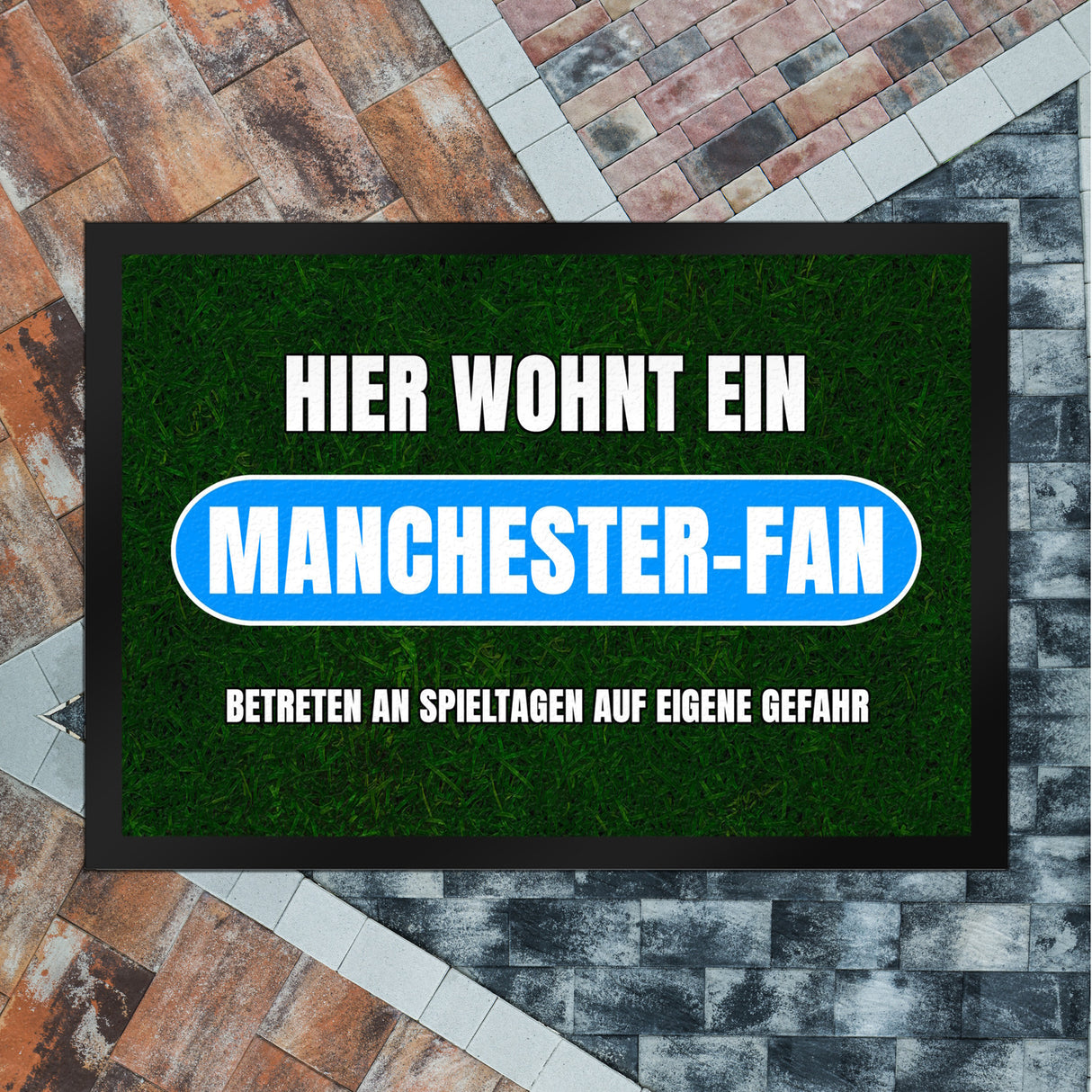 Hier wohnt ein Manchester-Fan Fußmatte in 35x50 cm mit Rasenmotiv