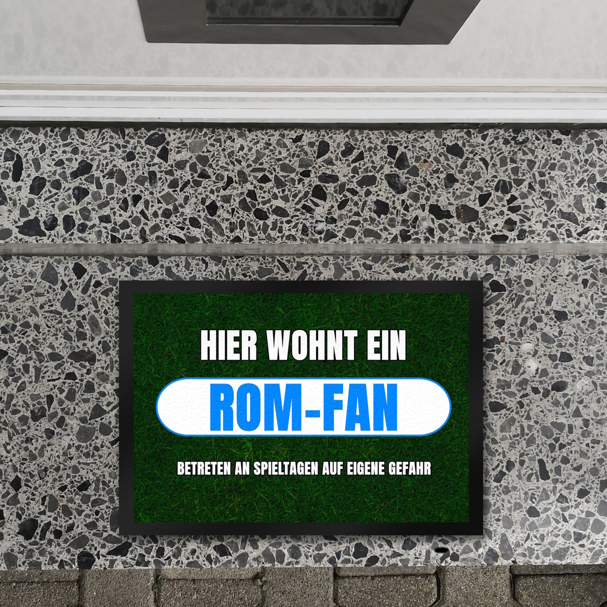 Hier wohnt ein Rom-Fan Fußmatte in 35x50 cm mit Rasenmotiv