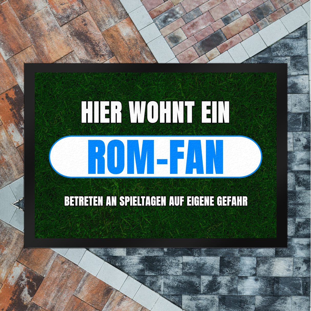 Hier wohnt ein Rom-Fan Fußmatte in 35x50 cm mit Rasenmotiv