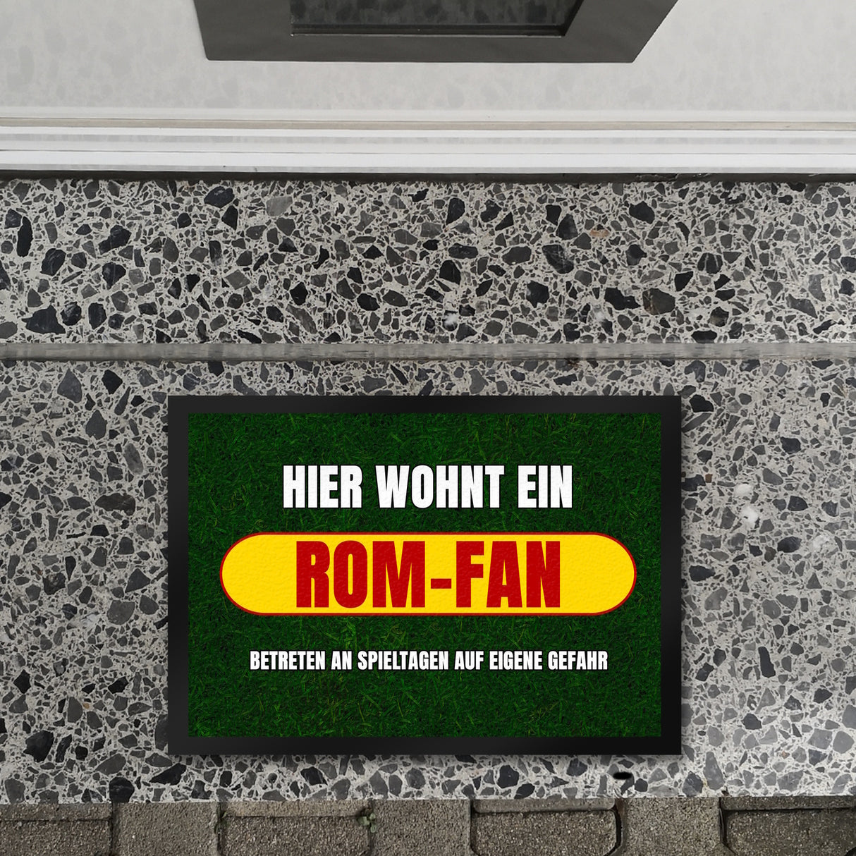Hier wohnt ein Rom-Fan Fußmatte in 35x50 cm mit Rasenmotiv