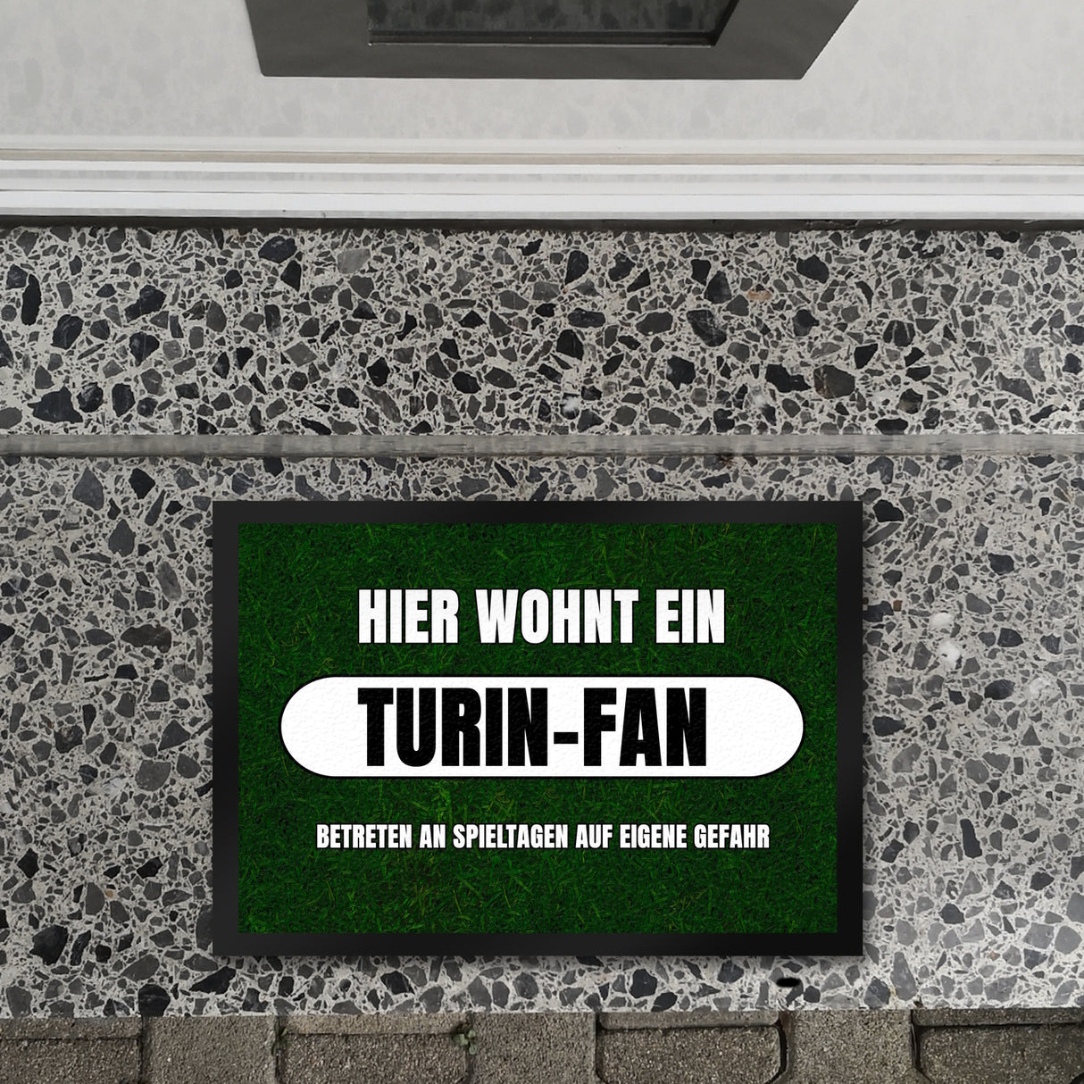 Hier wohnt ein Turin-Fan Fußmatte in 35x50 cm mit Rasenmotiv