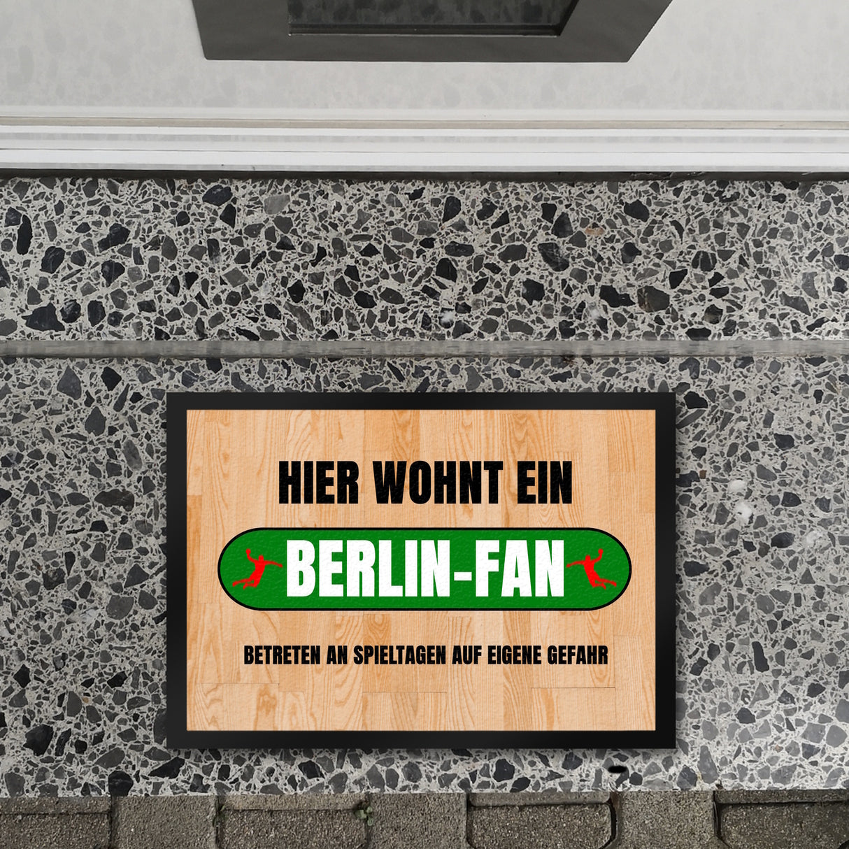 Hier wohnt ein Berlin-Fan Fußmatte in 35x50 cm mit Turnhallenboden Motiv
