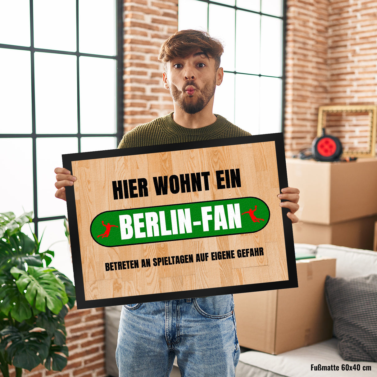 Hier wohnt ein Berlin-Fan Fußmatte in 35x50 cm mit Turnhallenboden Motiv