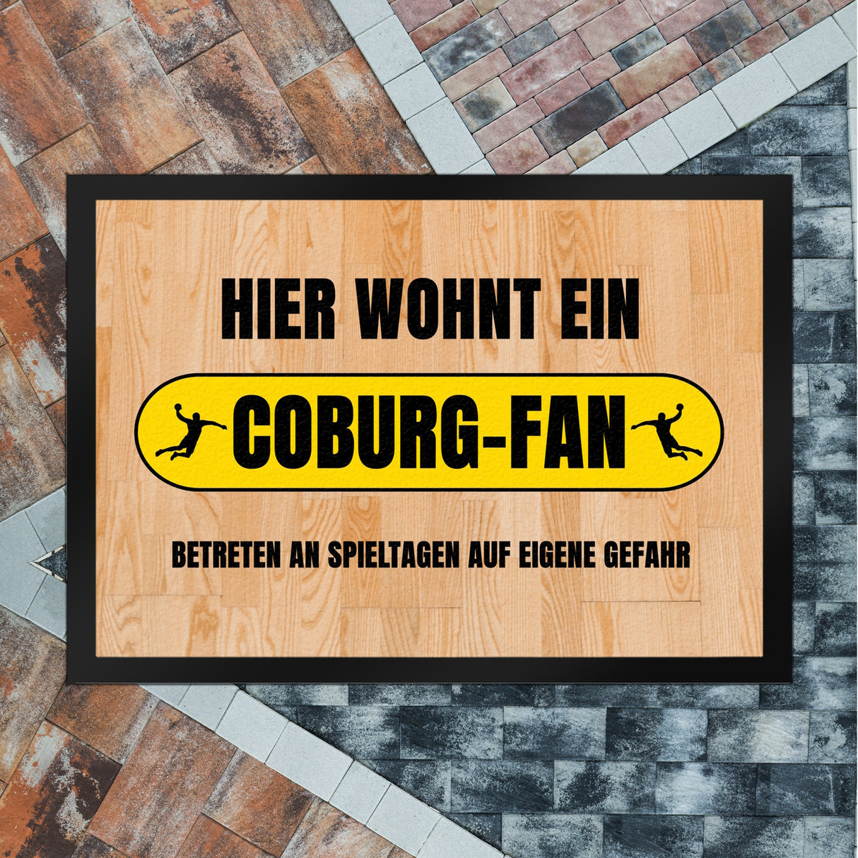 Hier wohnt ein Coburg-Fan Fußmatte in 35x50 cm mit Turnhallenboden Motiv