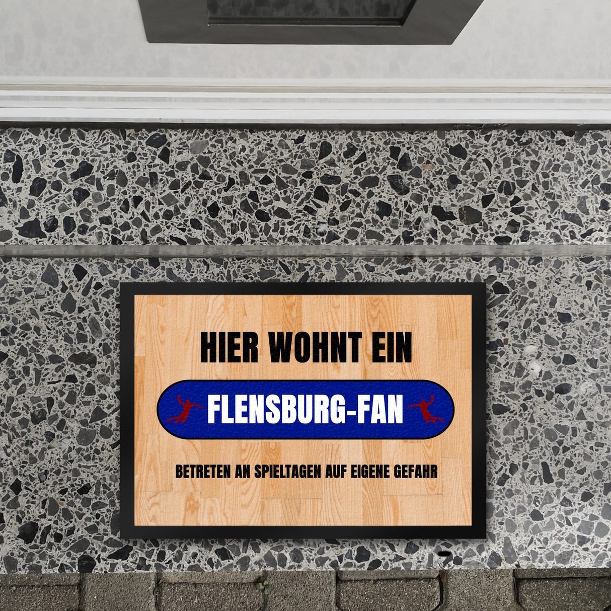 Hier wohnt ein Flensburg-Fan Fußmatte in 35x50 cm mit Turnhallenboden Motiv