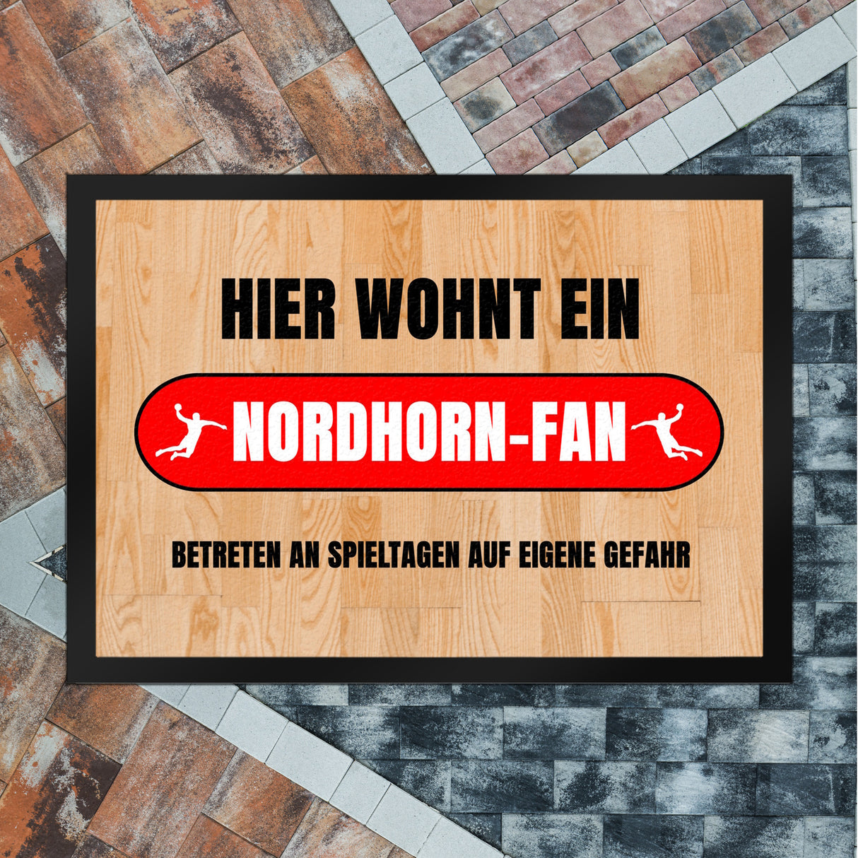Hier wohnt ein Nordhorn-Fan Fußmatte in 35x50 cm mit Turnhallenboden Motiv
