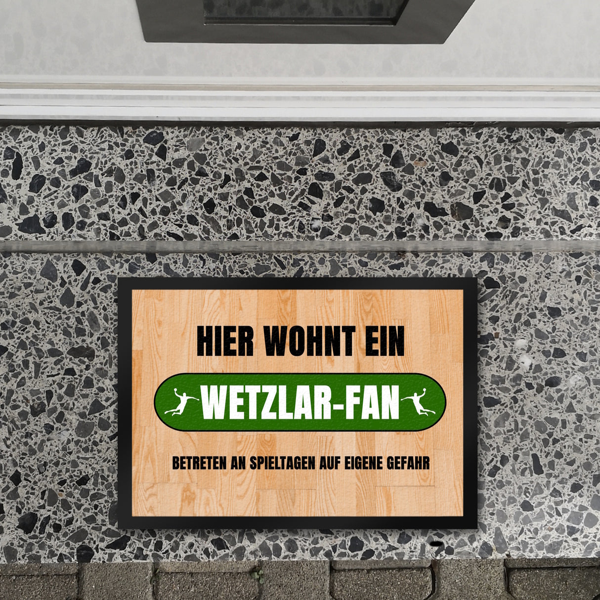 Hier wohnt ein Wetzlar-Fan Fußmatte in 35x50 cm mit Turnhallenboden Motiv