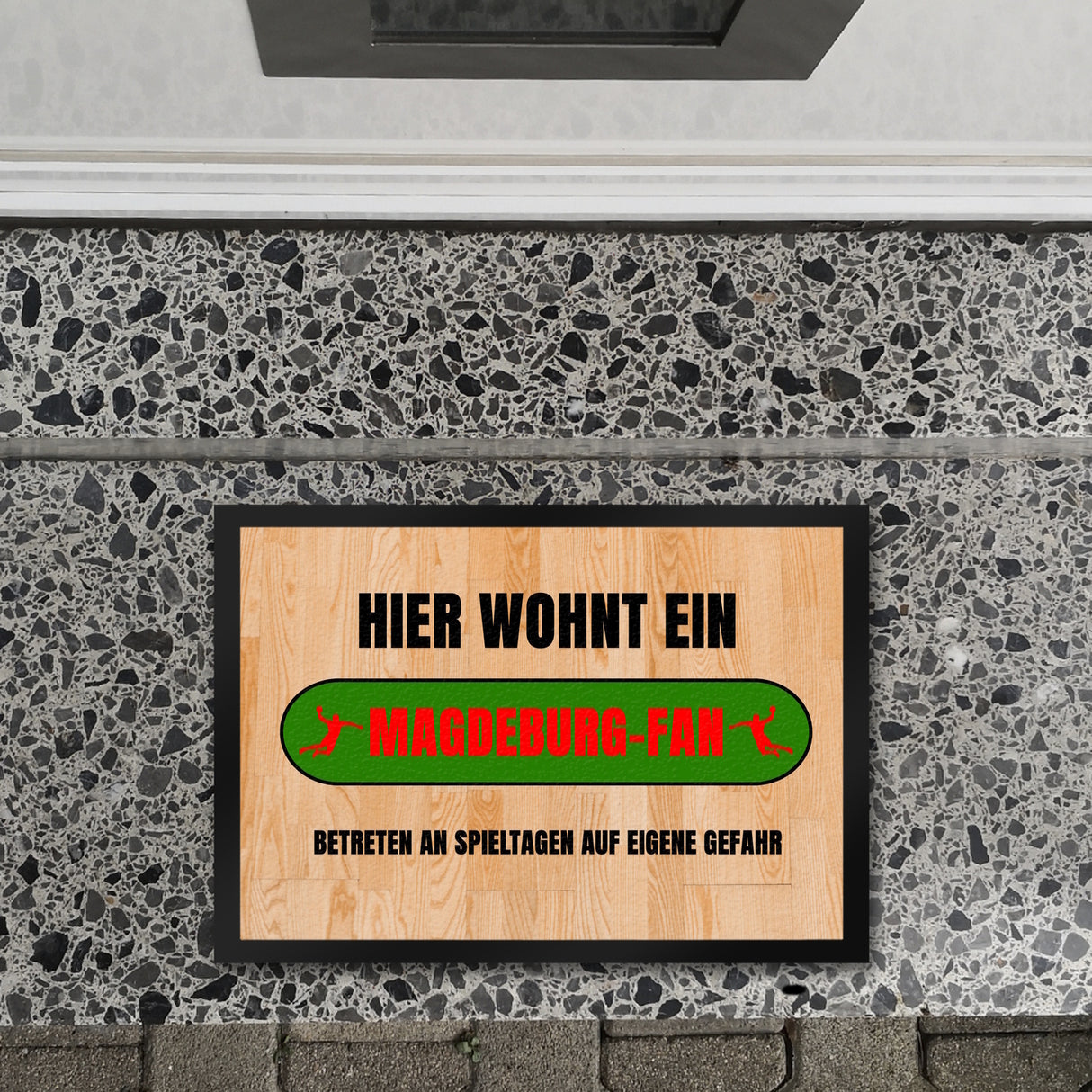 Hier wohnt ein Magdeburg-Fan Fußmatte in 35x50 cm mit Turnhallenboden Motiv