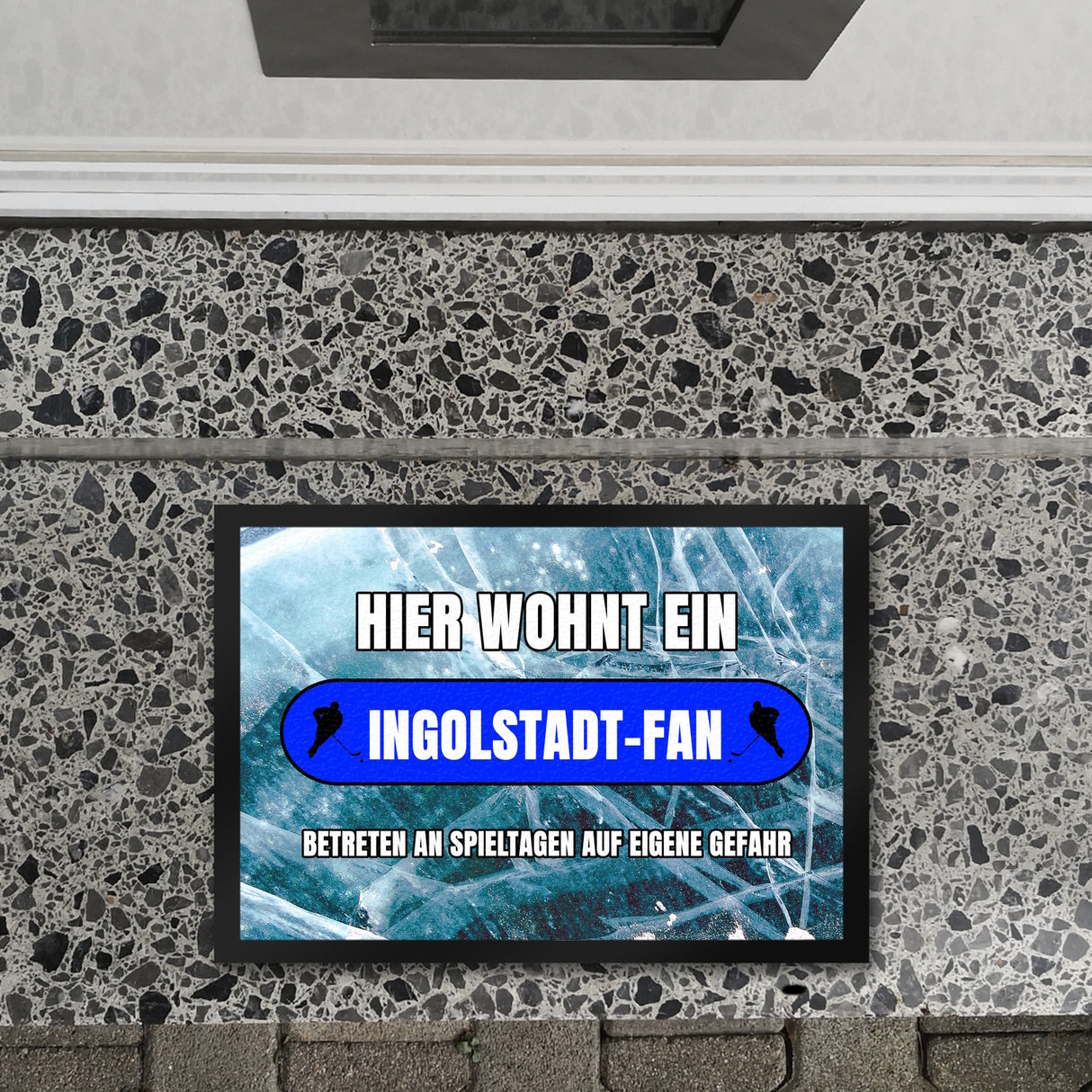 Hier wohnt ein Ingolstadt-Fan Fußmatte in 35x50 cm mit Eishallen Boden-Motiv