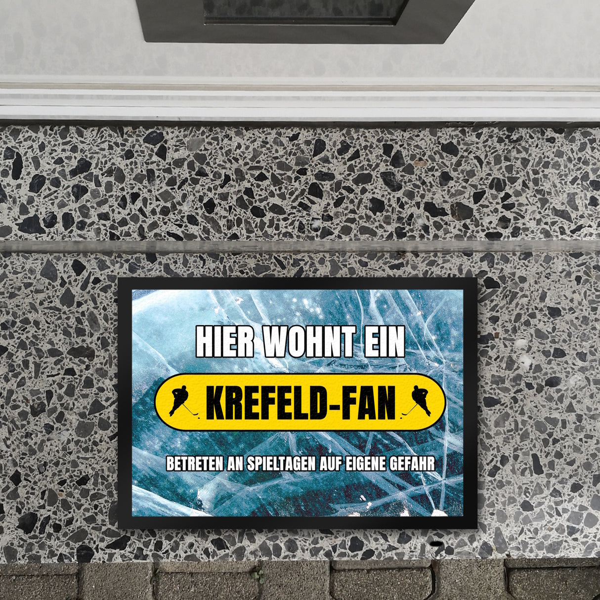 Hier wohnt ein Krefeld-Fan Fußmatte in 35x50 cm mit Eishallen Boden-Motiv