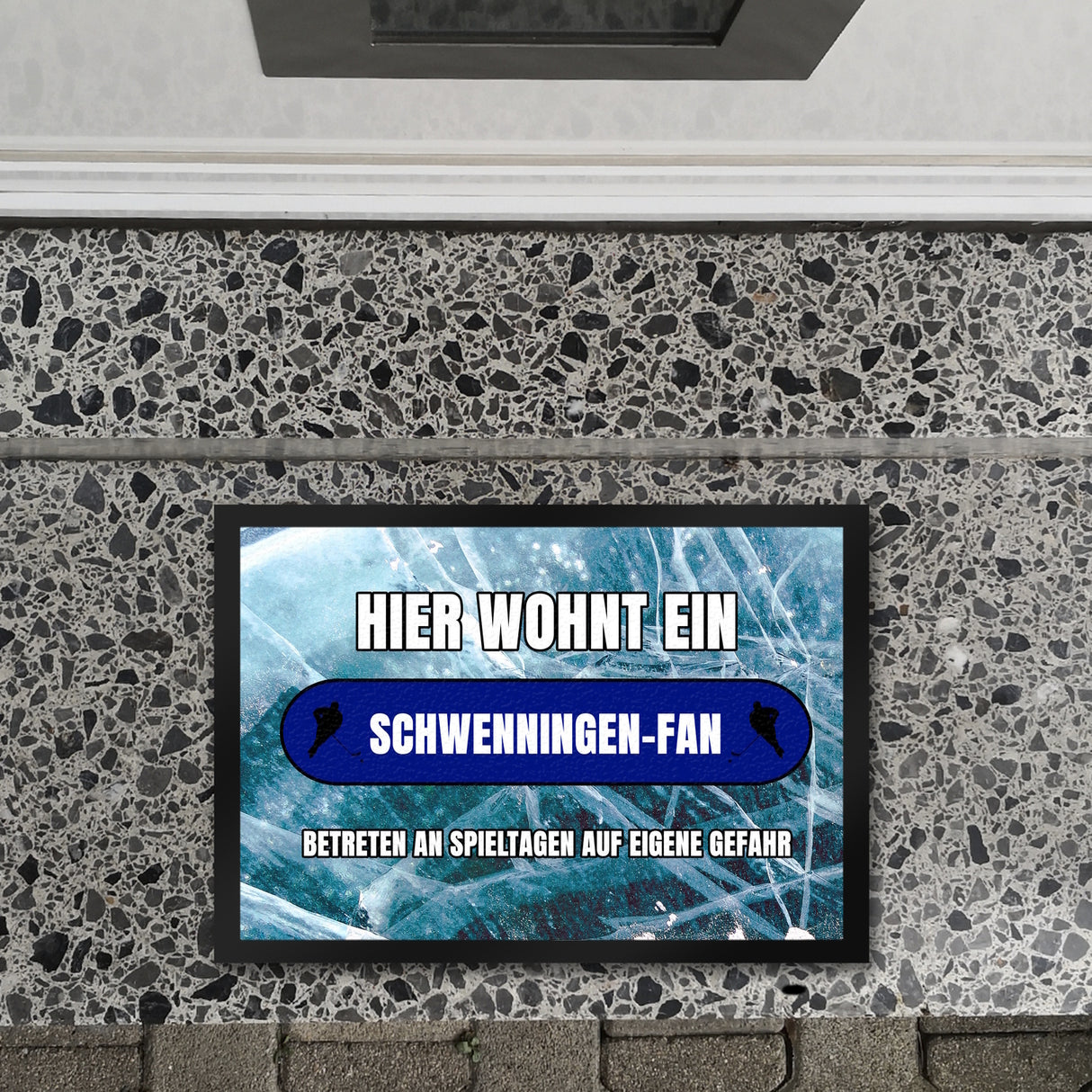 Hier wohnt ein Schwenningen-Fan Fußmatte in 35x50 cm mit Eishallen Boden-Motiv