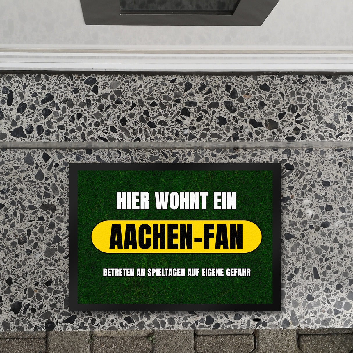 Hier wohnt ein Aachen-Fan Fußmatte in 35x50 cm mit Rasenmotiv