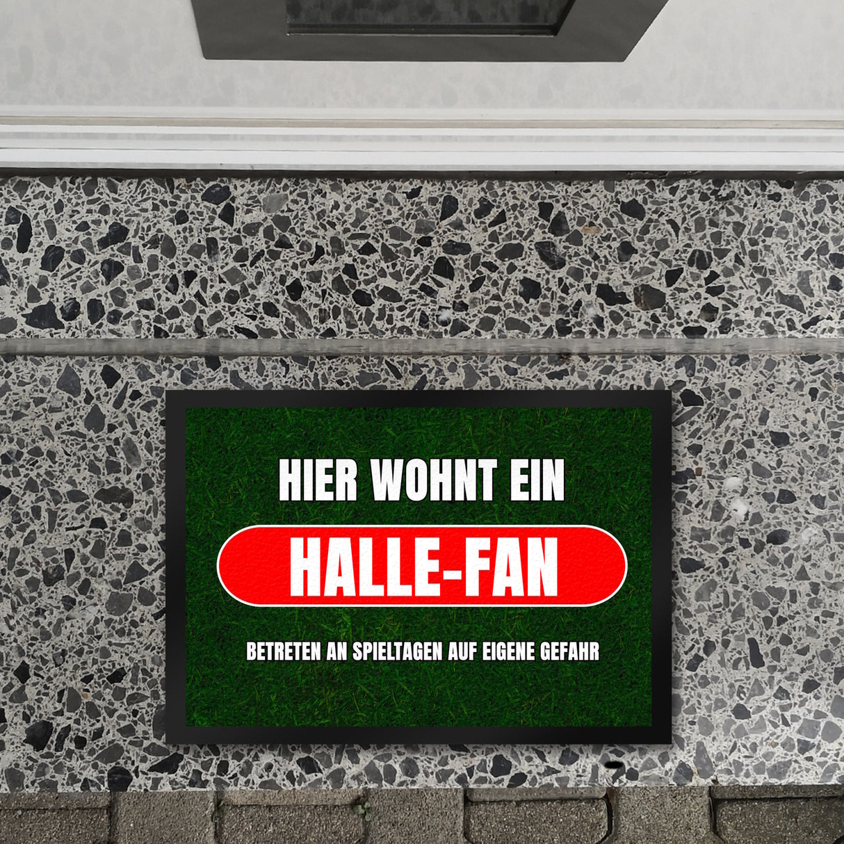 Hier wohnt ein Halle-Fan Fußmatte in 35x50 cm mit Rasenmotiv