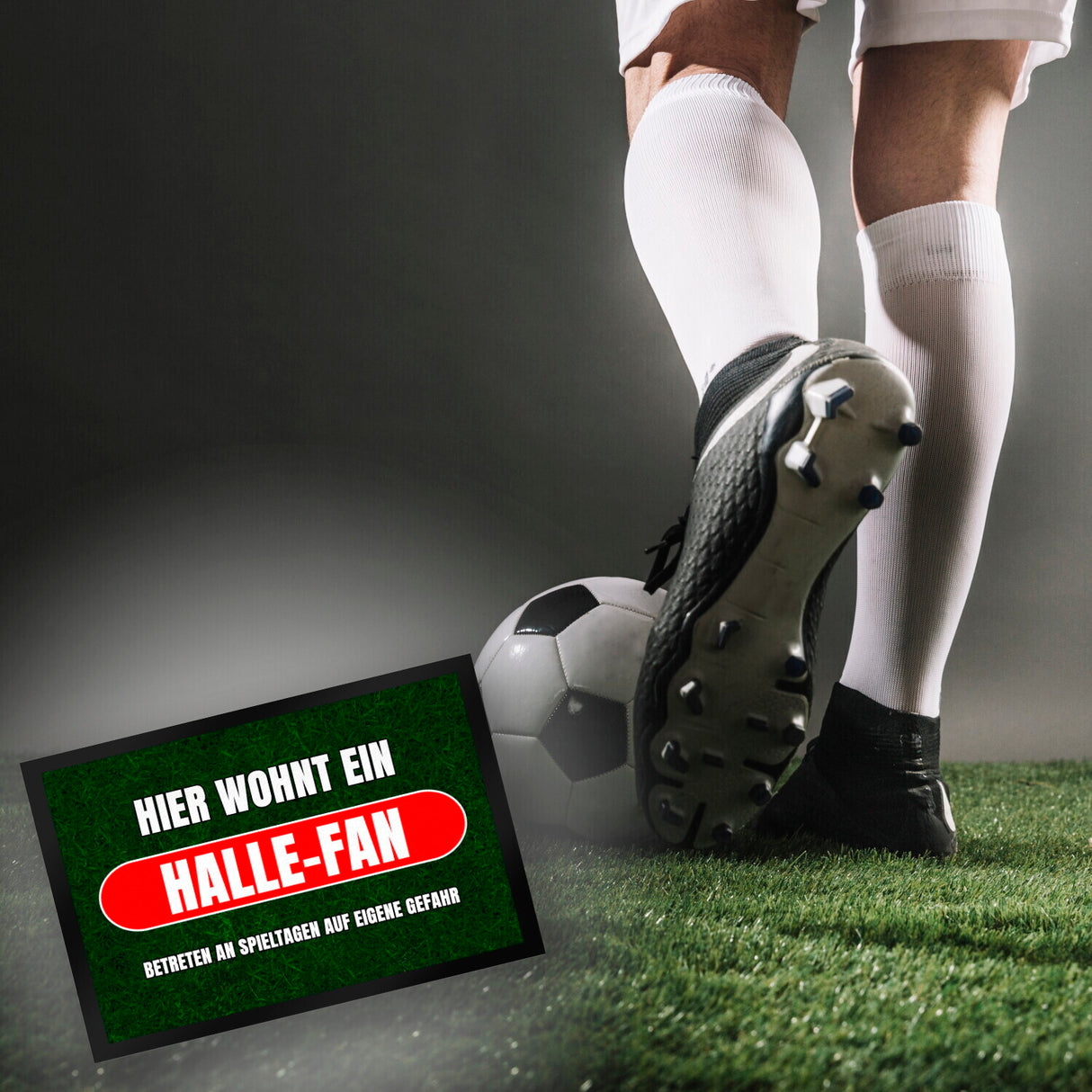Hier wohnt ein Halle-Fan Fußmatte in 35x50 cm mit Rasenmotiv