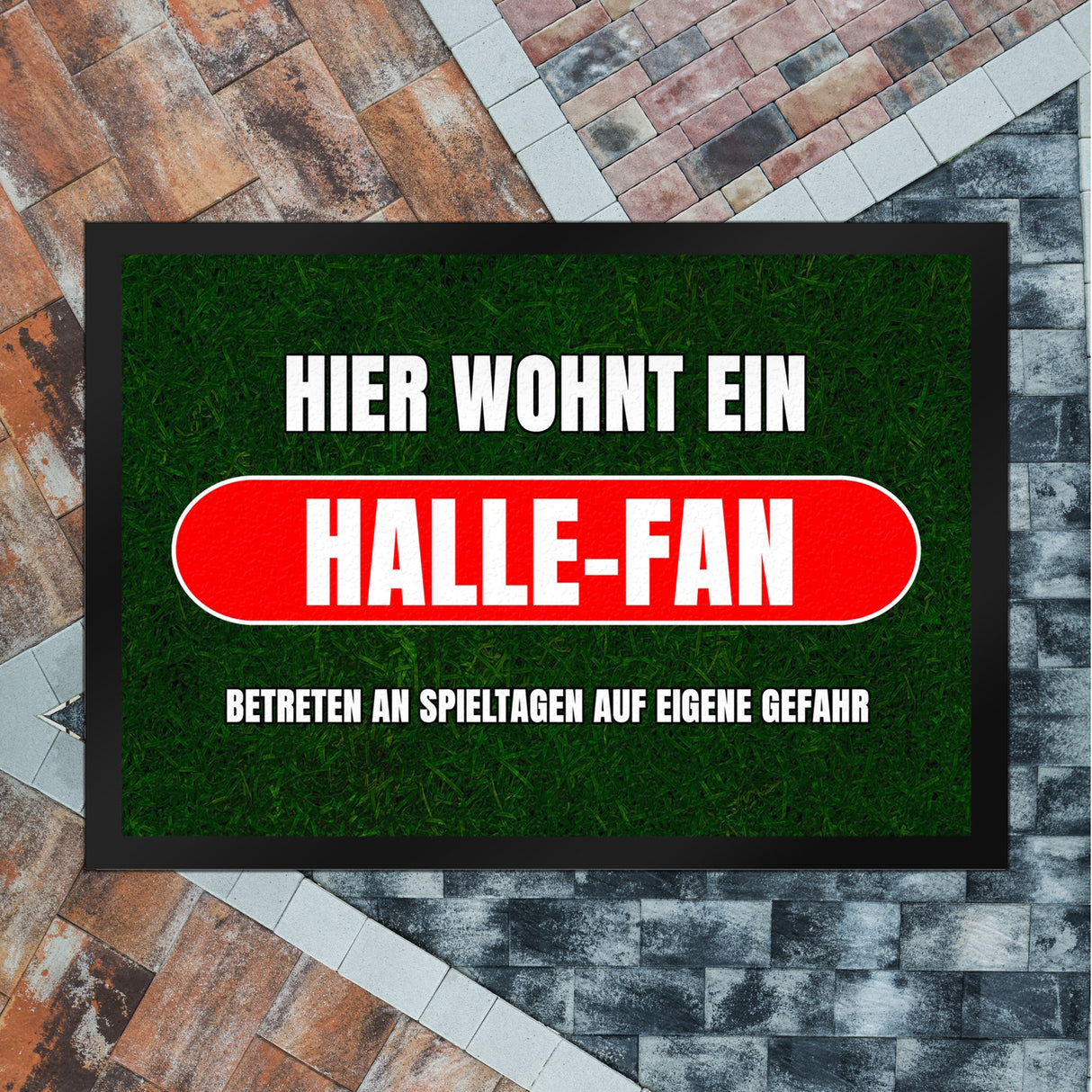 Hier wohnt ein Halle-Fan Fußmatte in 35x50 cm mit Rasenmotiv
