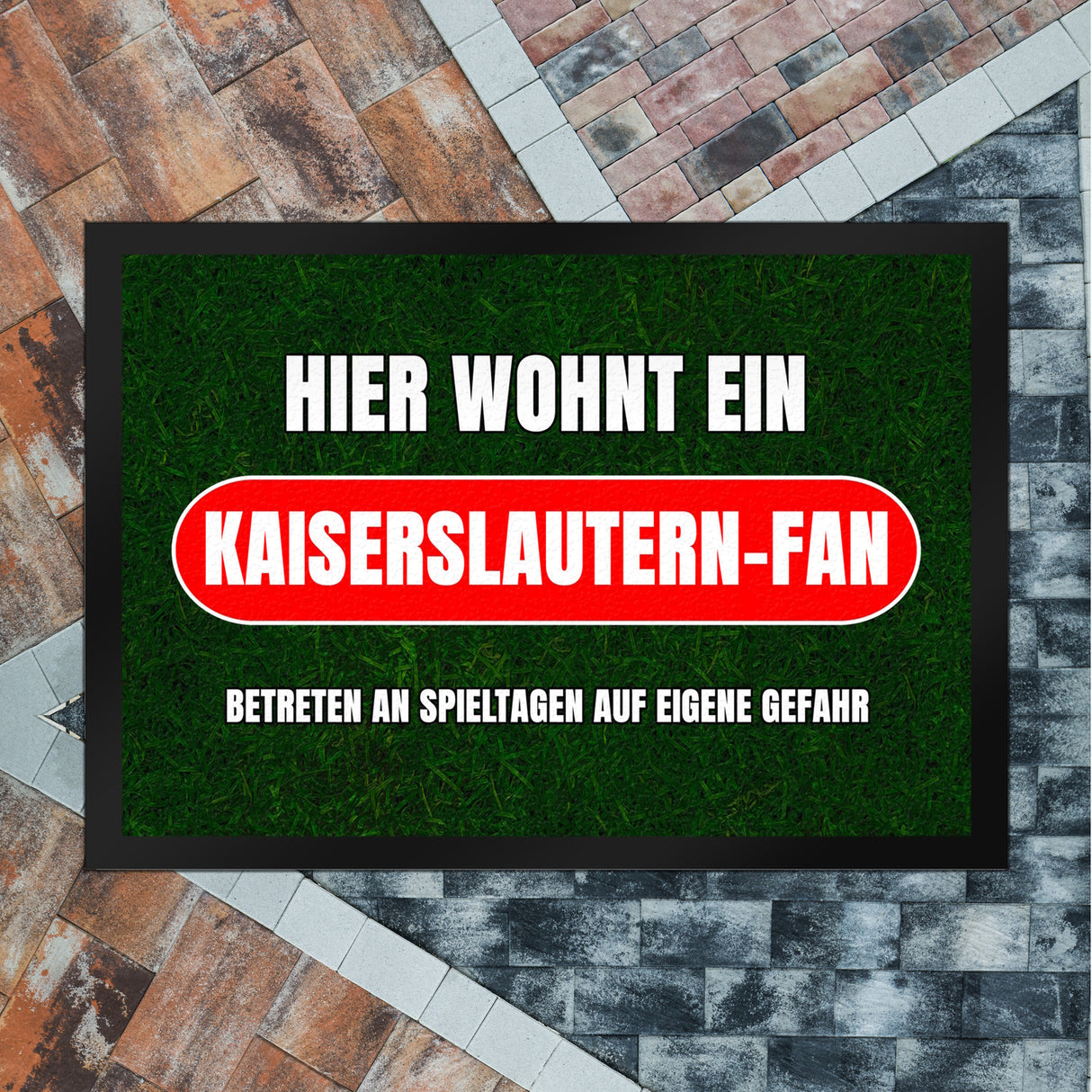 Hier wohnt ein Kaiserslautern-Fan Fußmatte in 35x50 cm mit Rasenmotiv