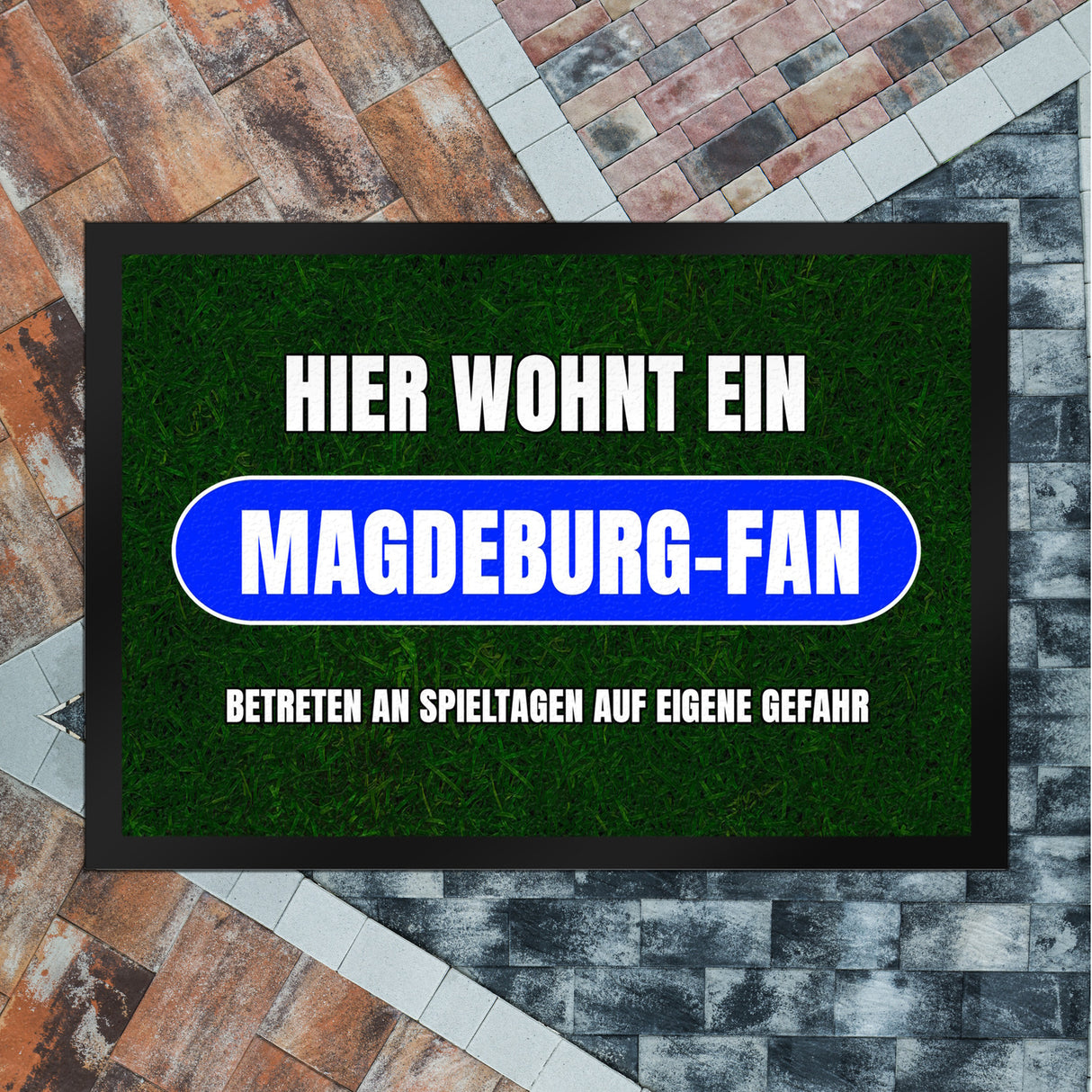 Hier wohnt ein Magdeburg-Fan Fußmatte in 35x50 cm mit Rasenmotiv
