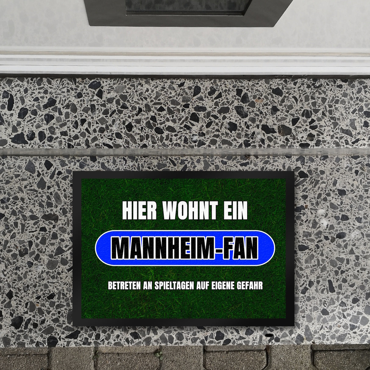 Hier wohnt ein Mannheim-Fan Fußmatte in 35x50 cm mit Rasenmotiv