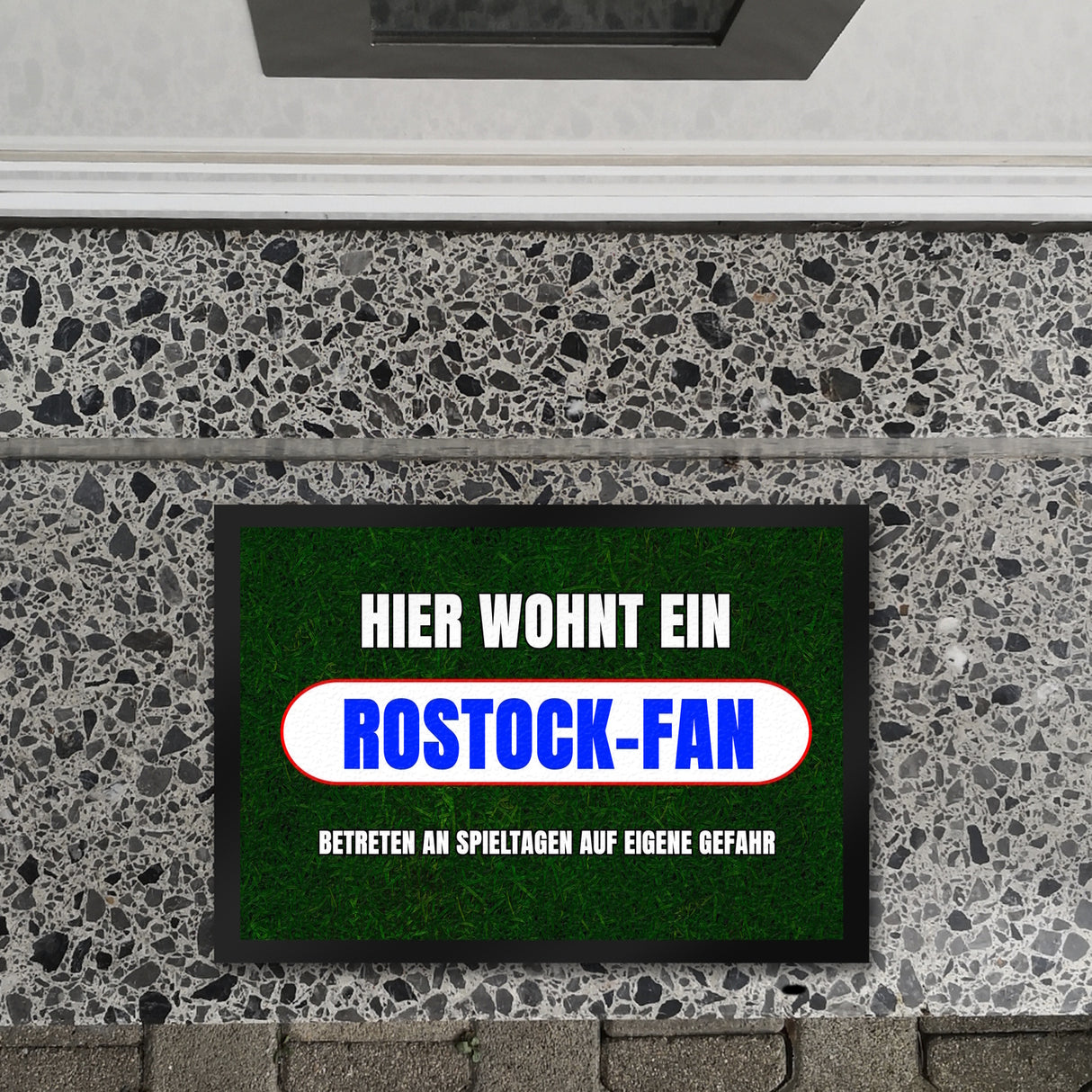 Hier wohnt ein Rostock-Fan Fußmatte in 35x50 cm mit Rasenmotiv