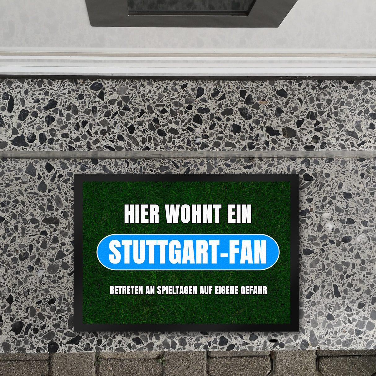 Hier wohnt ein Stuttgart-Fan Fußmatte in 35x50 cm mit Rasenmotiv