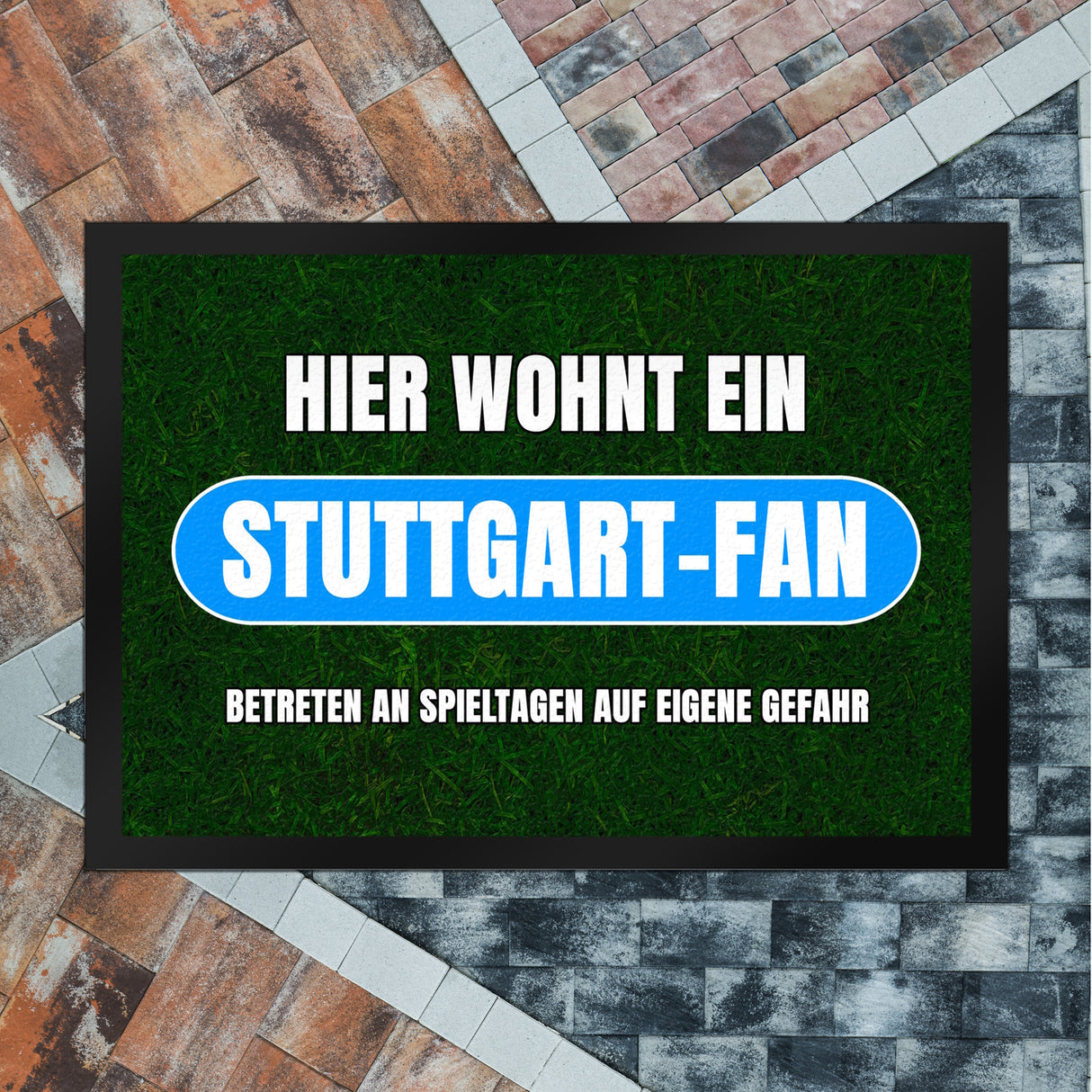 Hier wohnt ein Stuttgart-Fan Fußmatte in 35x50 cm mit Rasenmotiv