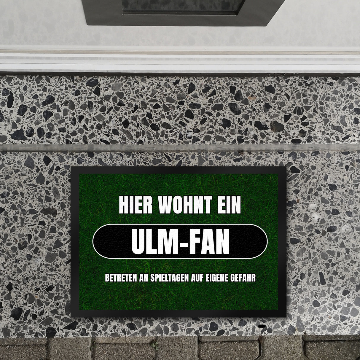 Hier wohnt ein Ulm-Fan Fußmatte in 35x50 cm mit Rasenmotiv