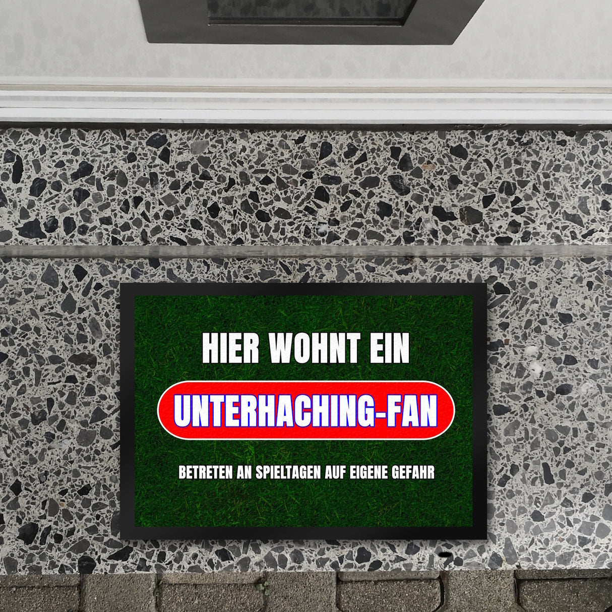 Hier wohnt ein Unterhaching-Fan Fußmatte in 35x50 cm mit Rasenmotiv