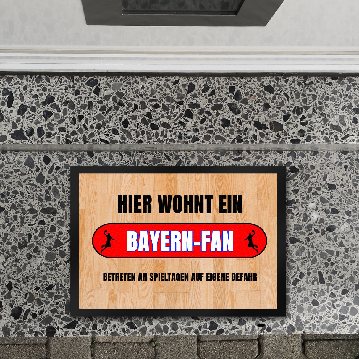 Hier wohnt ein Bayern-Fan Fußmatte in 35x50 cm mit Turnhallenboden Motiv