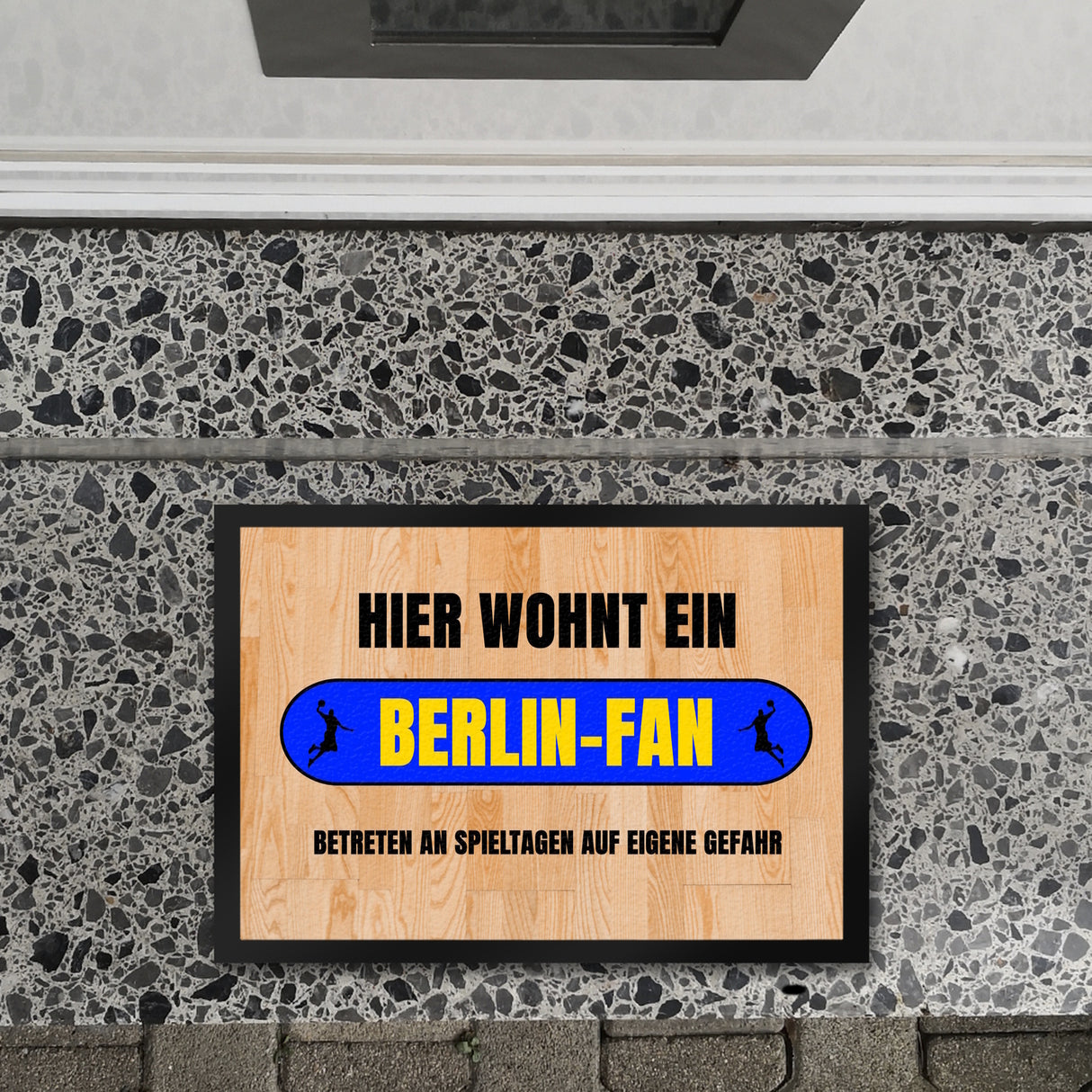 Hier wohnt ein Berlin-Fan Fußmatte in 35x50 cm mit Turnhallenboden Motiv