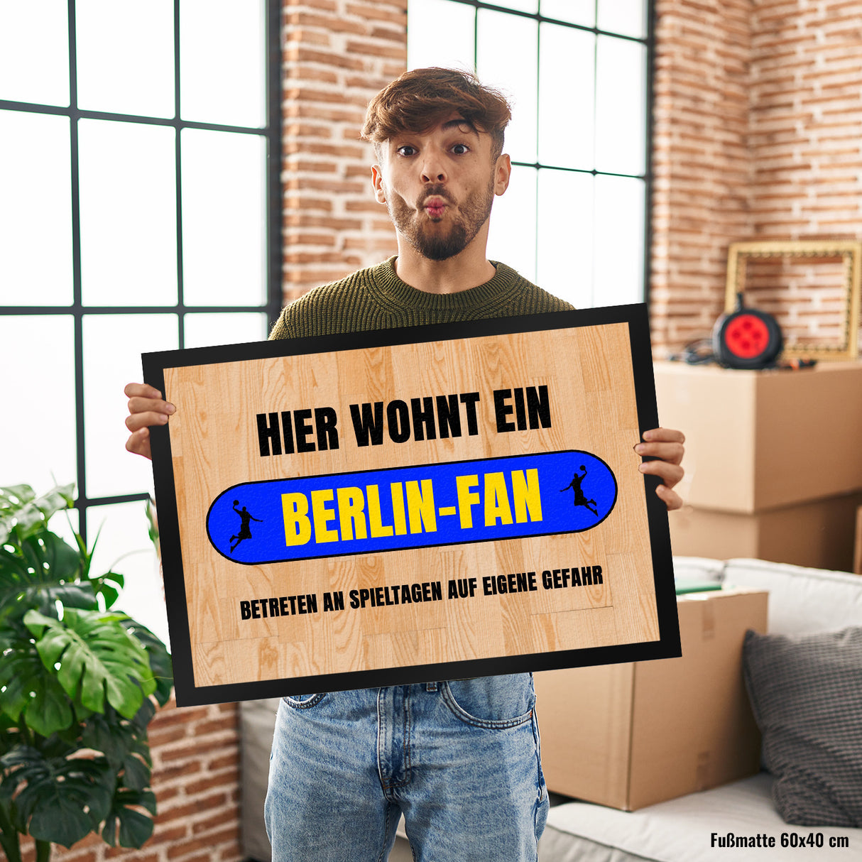 Hier wohnt ein Berlin-Fan Fußmatte in 35x50 cm mit Turnhallenboden Motiv