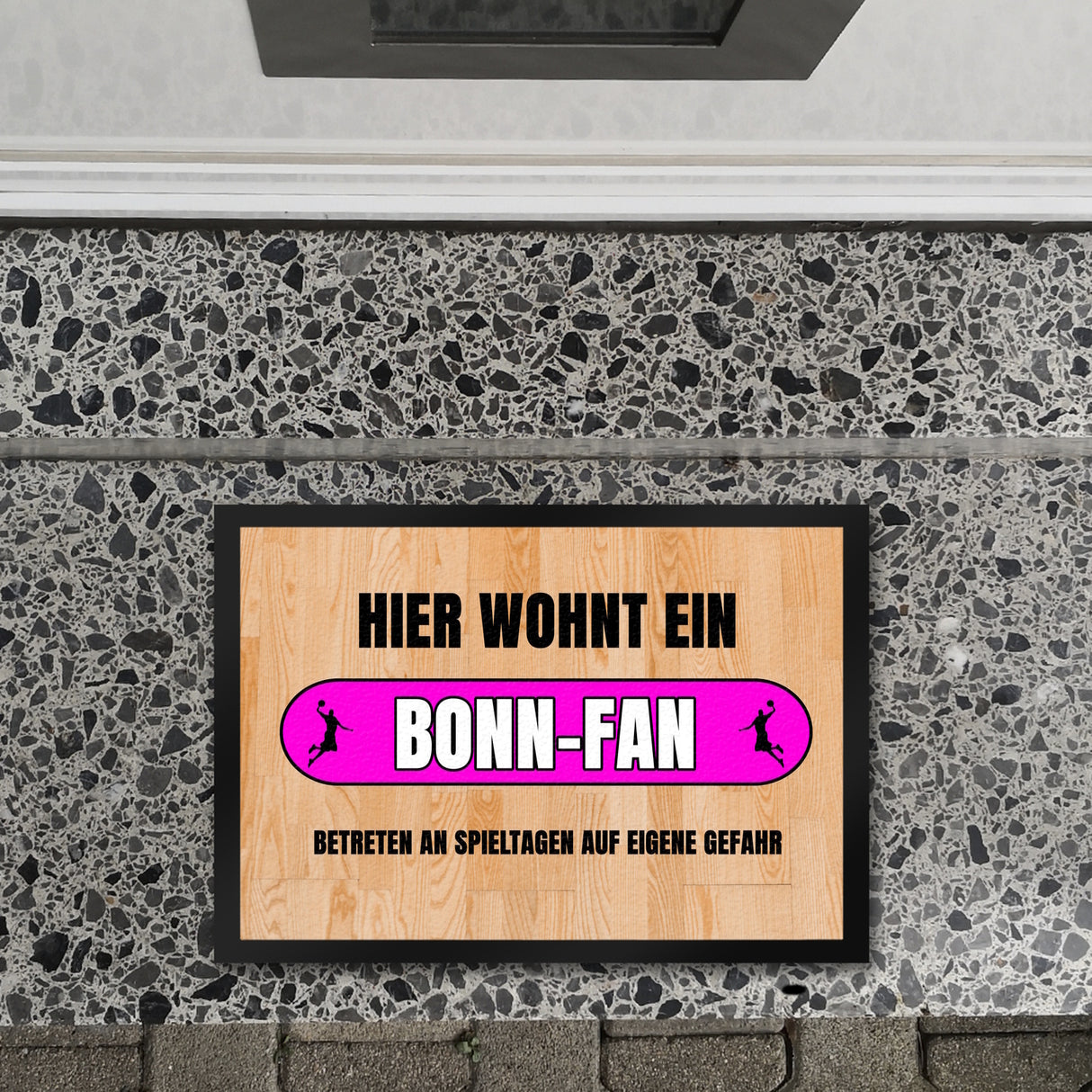 Hier wohnt ein Bonn-Fan Fußmatte in 35x50 cm mit Turnhallenboden Motiv