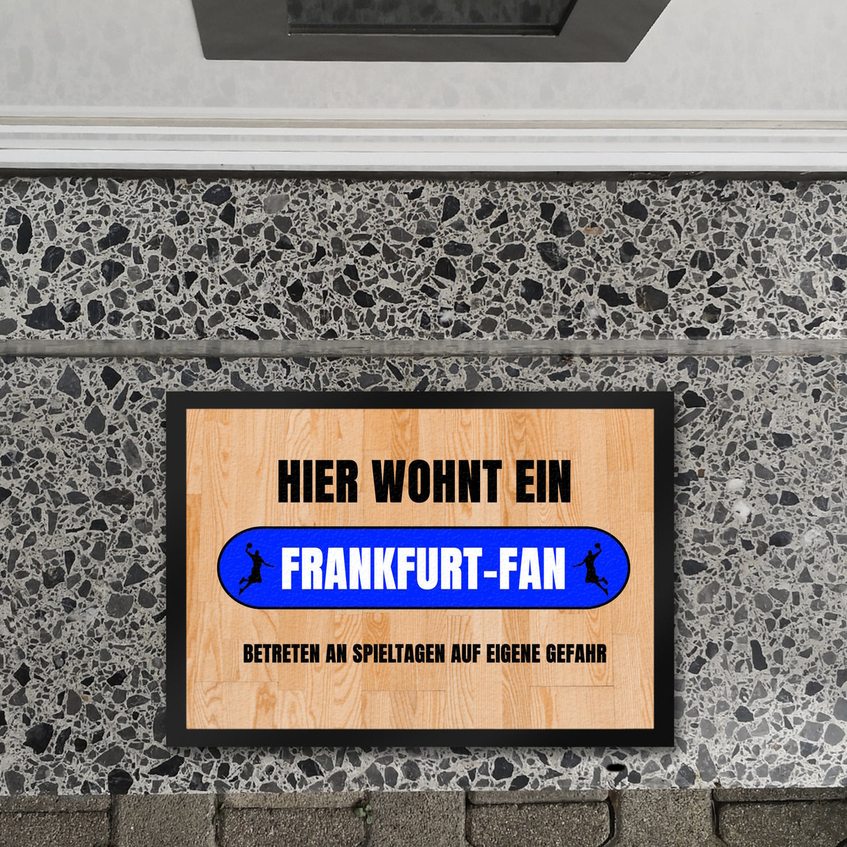 Hier wohnt ein Frankfurt-Fan Fußmatte in 35x50 cm mit Turnhallenboden Motiv