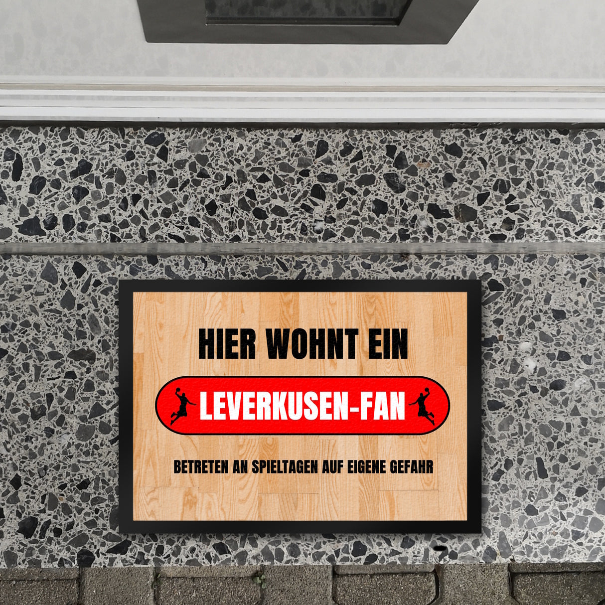 Hier wohnt ein Leverkusen-Fan Fußmatte in 35x50 cm mit Turnhallenboden Motiv